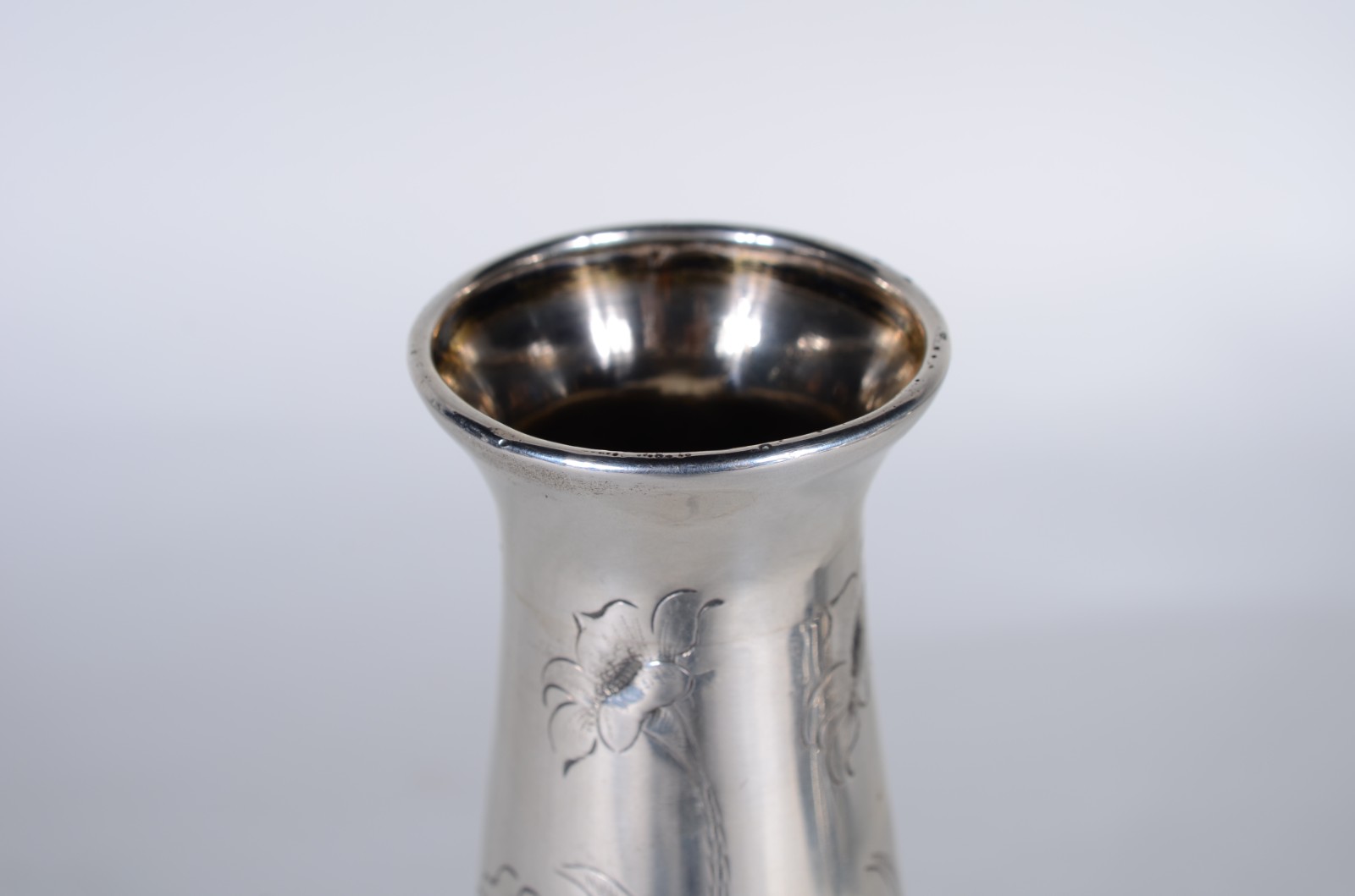 Vaso de prata com flores cinzeladas e nomes gravados. Peso da prata... - foto 3 de 10