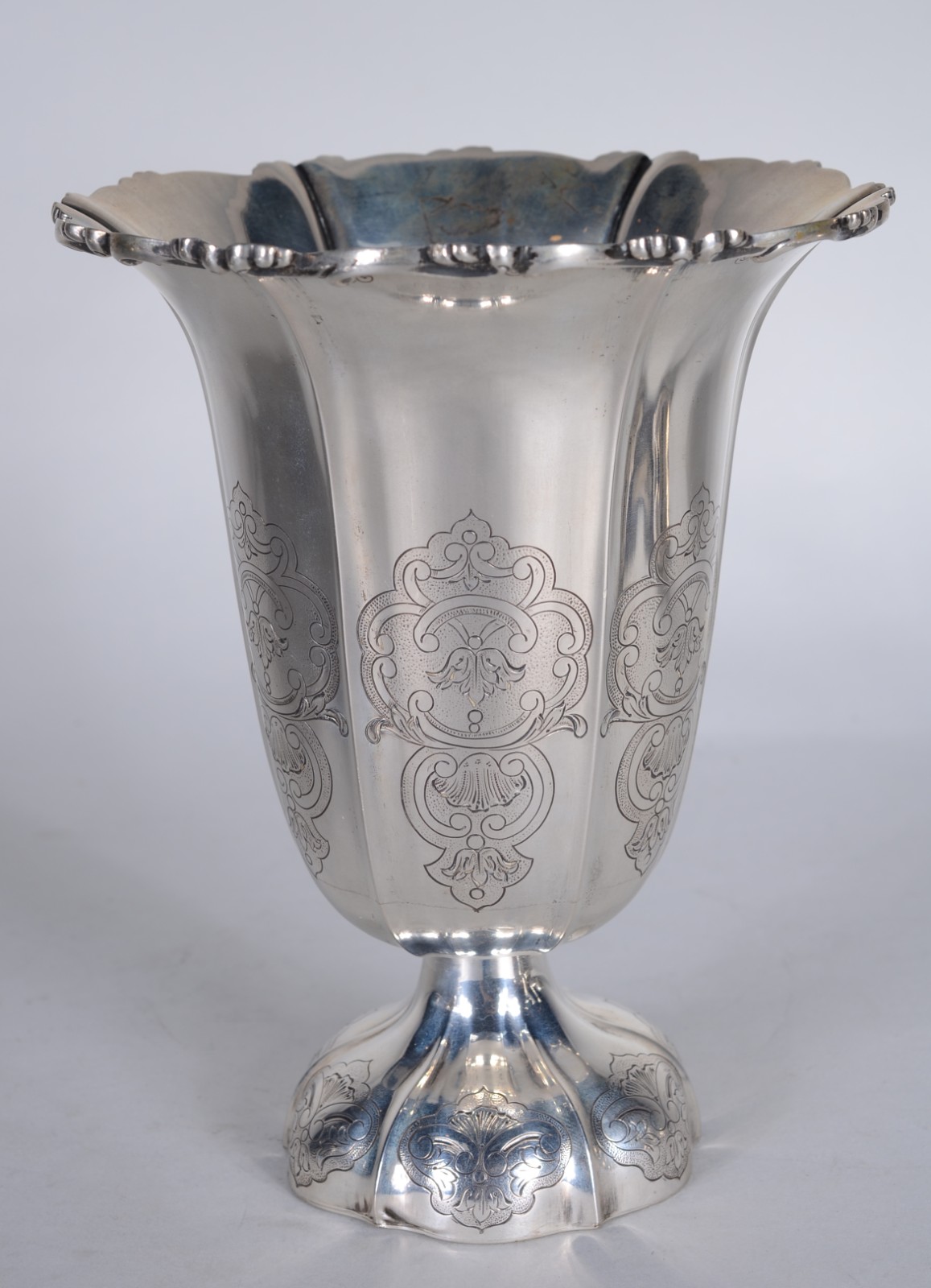 Vaso de prata portuguesa contraste Águia, decorado com guirlandas... - foto 1 de 6