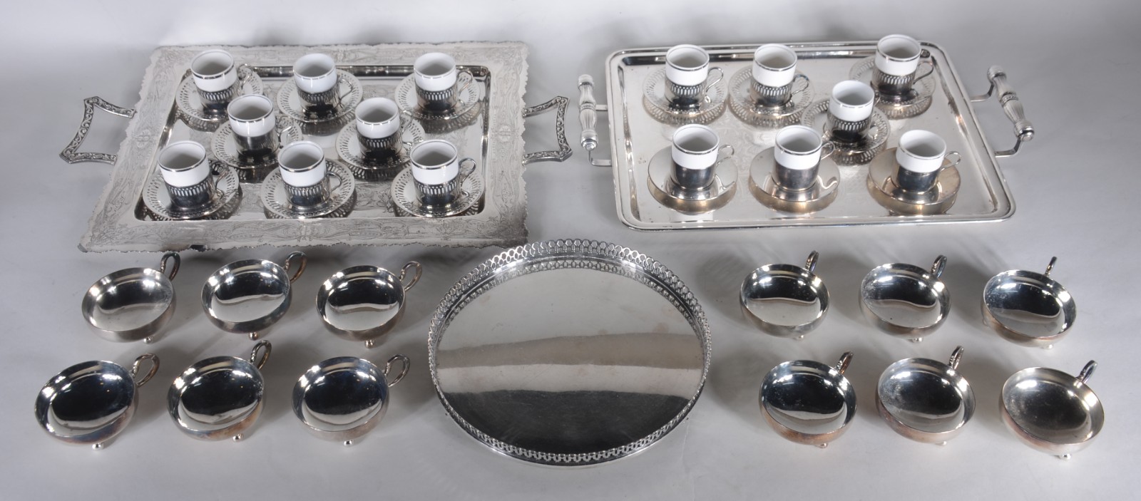 Diversas peças de metal prateado, sendo: 12 taças para sorvete, 15... - foto 2 de 11