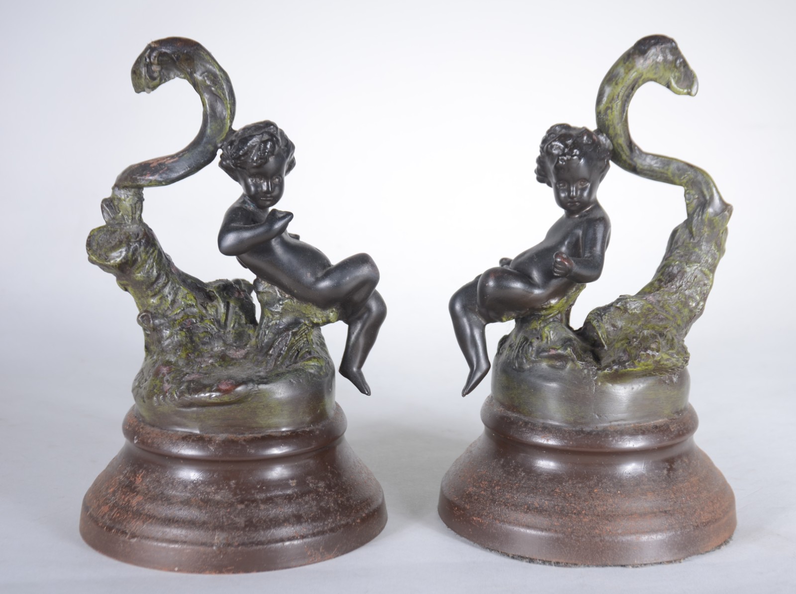 Par de estatuetas de petit bronze representando "Puccis". Desgastes. - foto 1 de 8