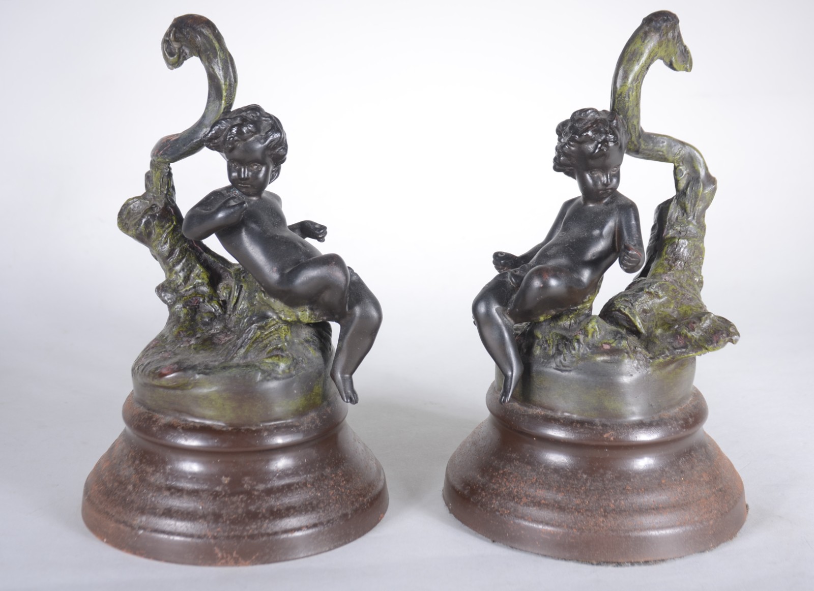 Par de estatuetas de petit bronze representando "Puccis". Desgastes. - foto 2 de 8