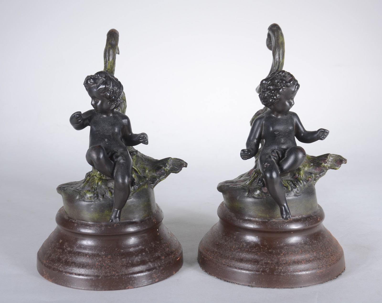Par de estatuetas de petit bronze representando "Puccis". Desgastes. - foto 3 de 8
