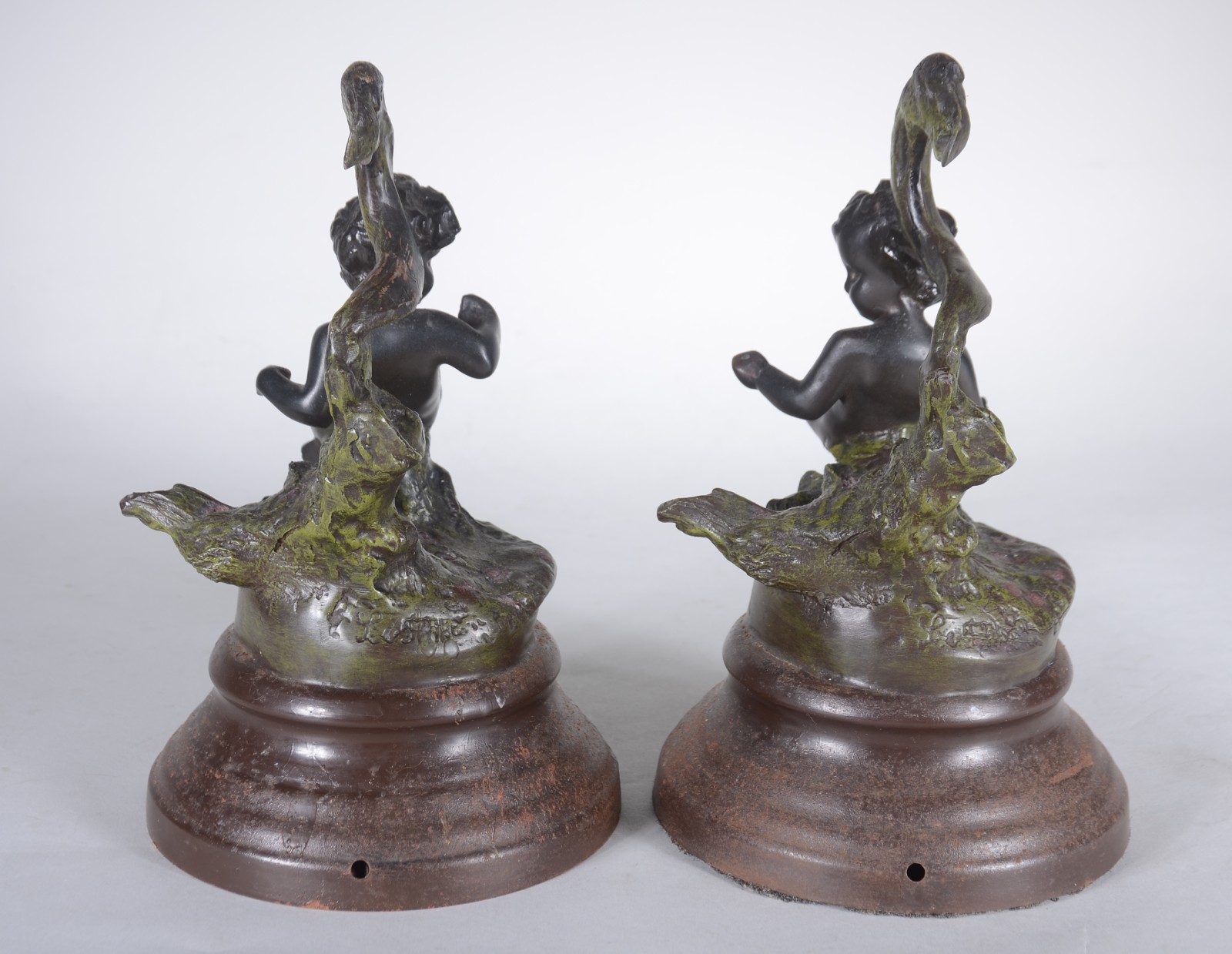 Par de estatuetas de petit bronze representando "Puccis". Desgastes. - foto 4 de 8