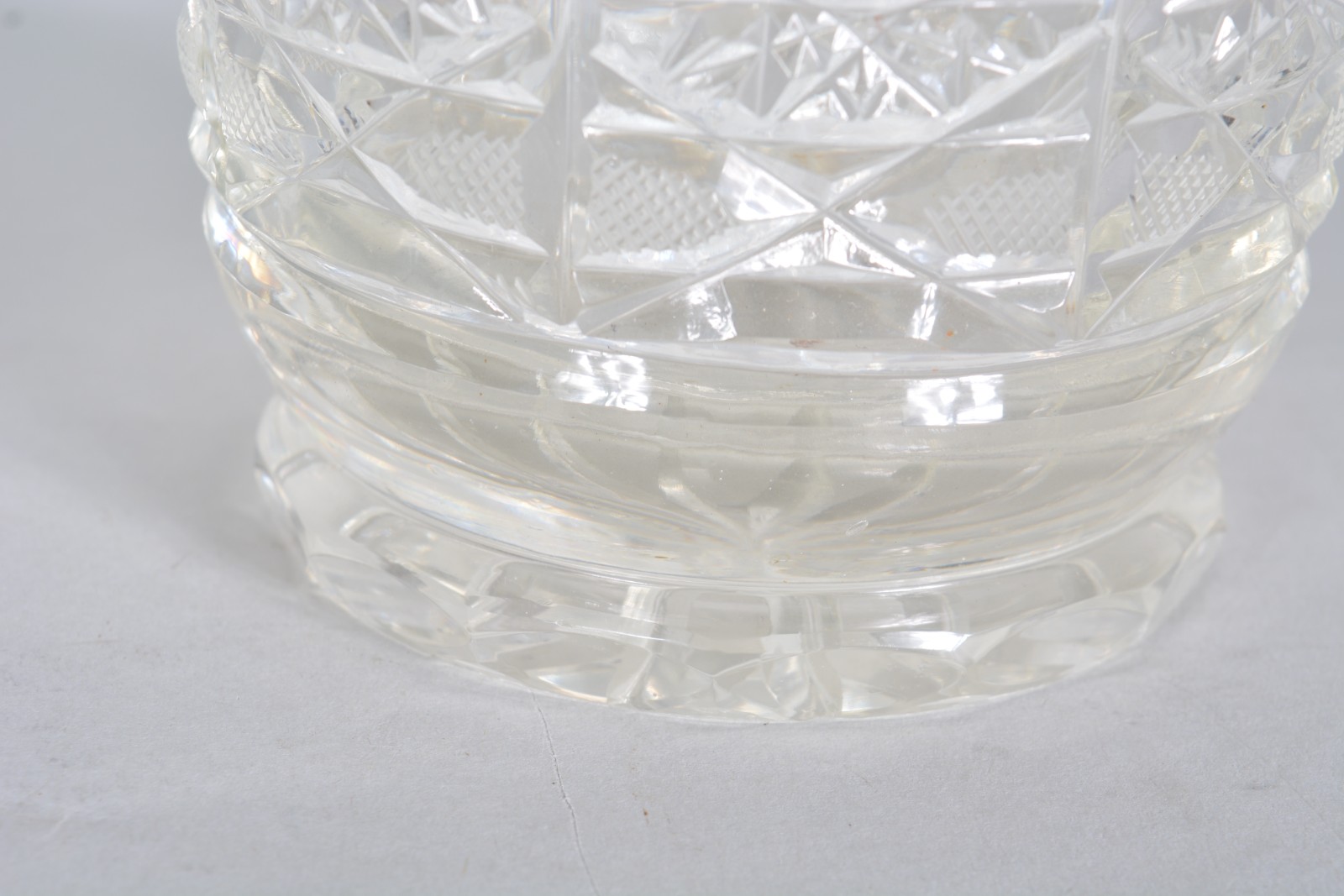 Vaso de cristal lapidado, borda dentada. - foto 4 de 5