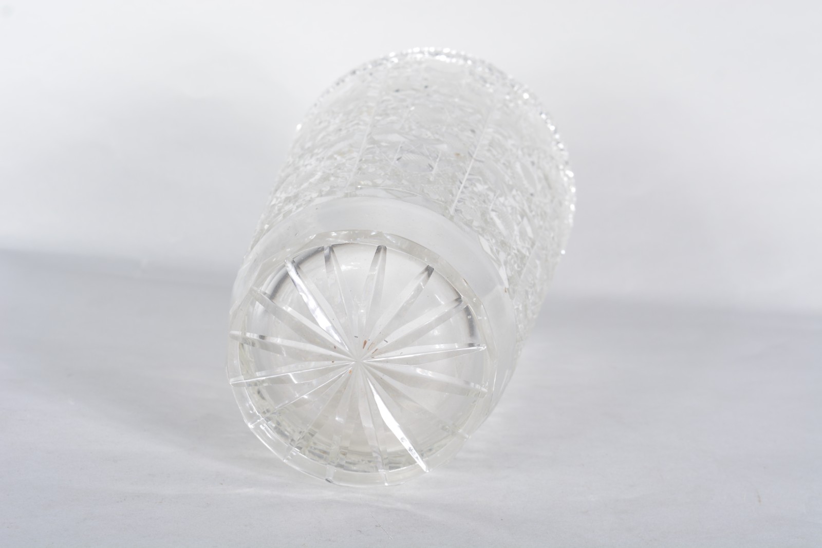 Vaso de cristal lapidado, borda dentada. - foto 5 de 5