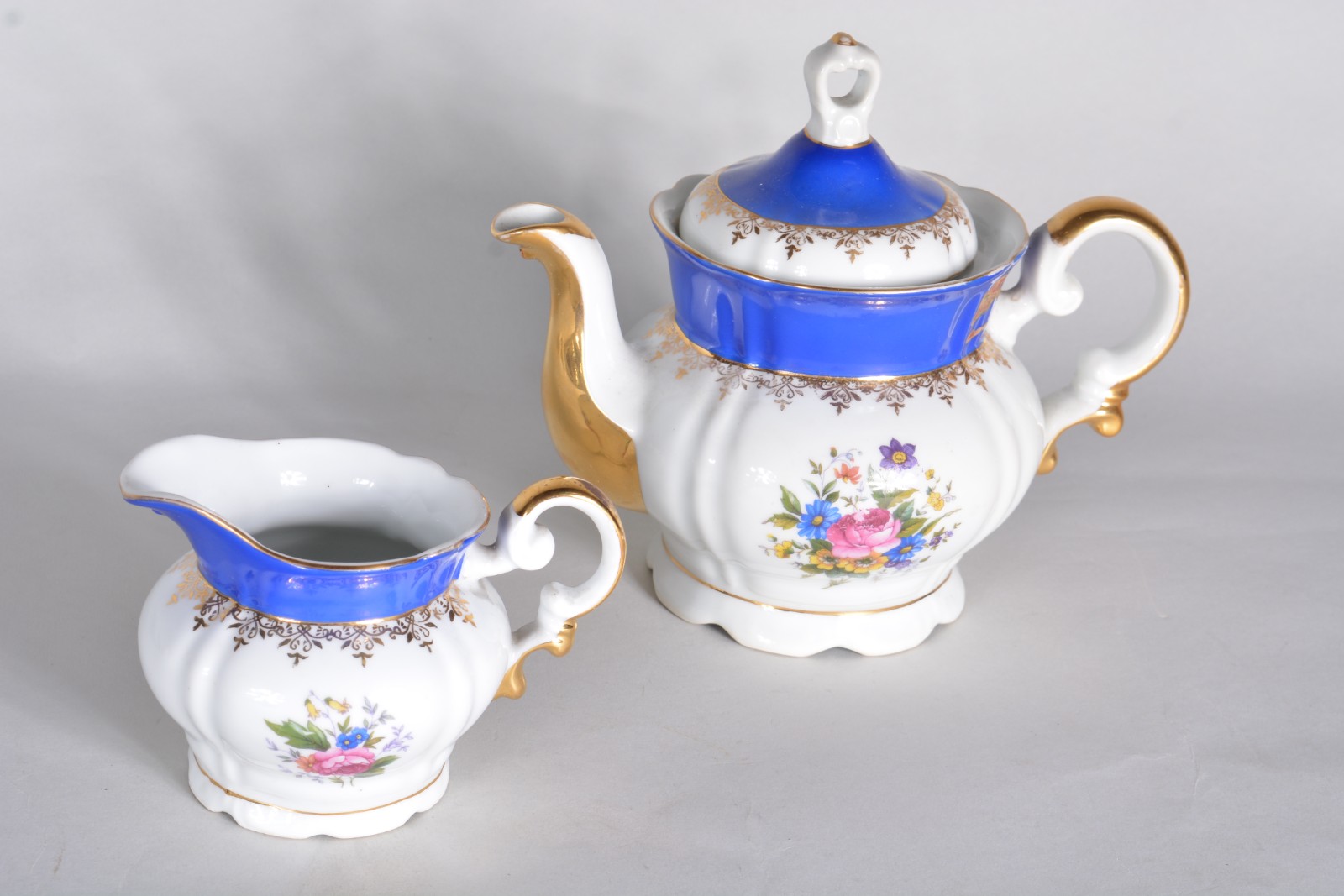 Serviço para chá de porcelana Real, fundo branco e tarja azul com... - foto 3 de 9