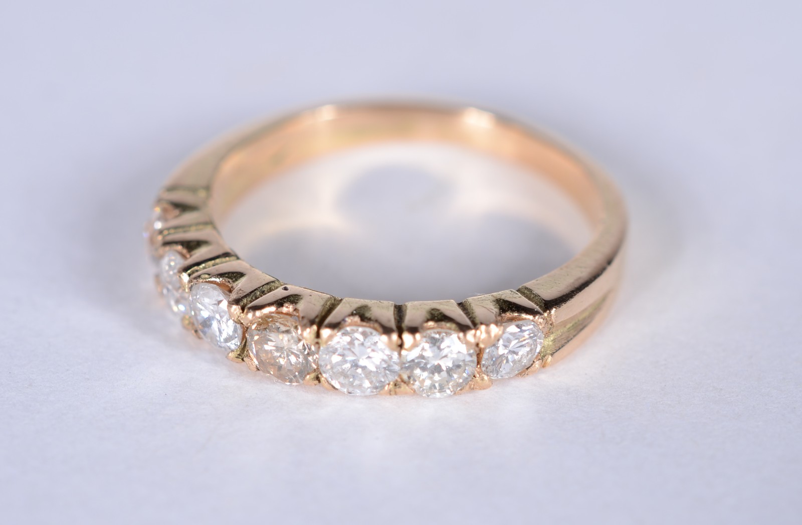 Anel de ouro 18 k., contraste 750 mls com 7 brilhantes de 0,12 cada... - foto 1 de 9