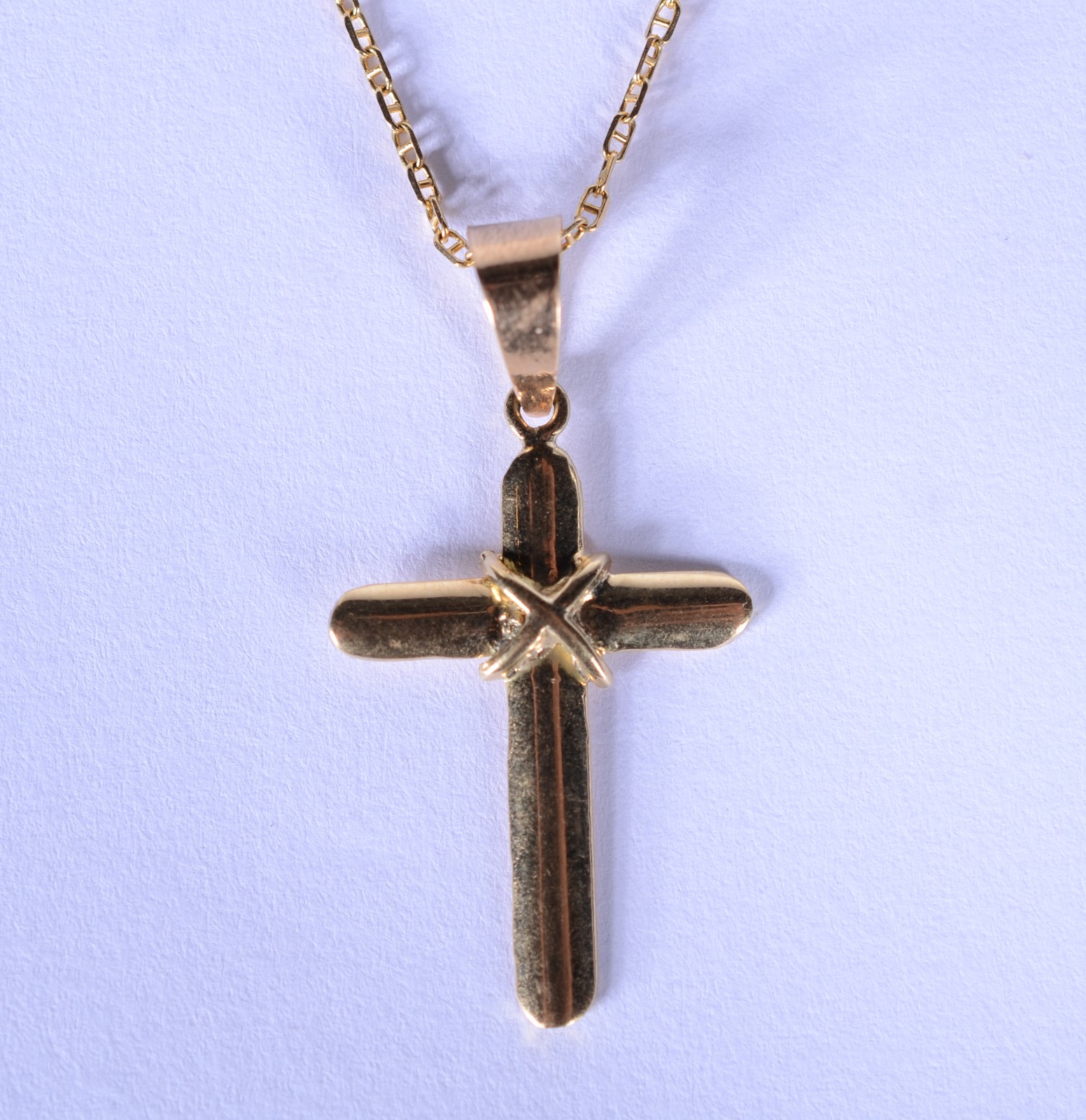 Colar de ouro 18 k., com pendente de crucifixo. (Por motivos de... - foto 2 de 6