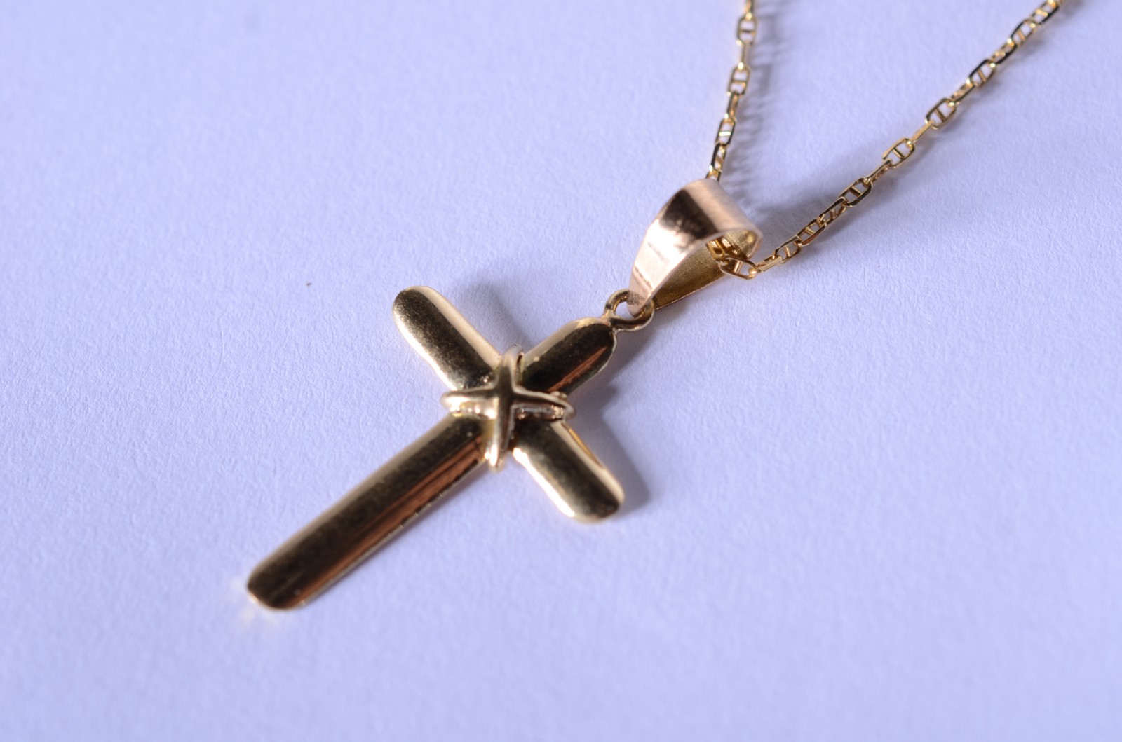 Colar de ouro 18 k., com pendente de crucifixo. (Por motivos de... - foto 1 de 6
