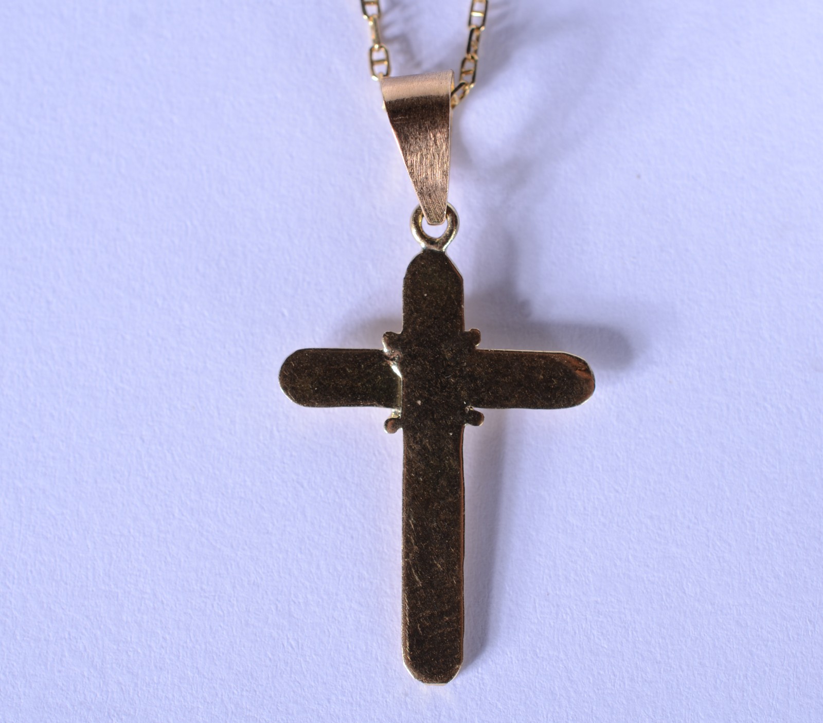 Colar de ouro 18 k., com pendente de crucifixo. (Por motivos de... - foto 5 de 6
