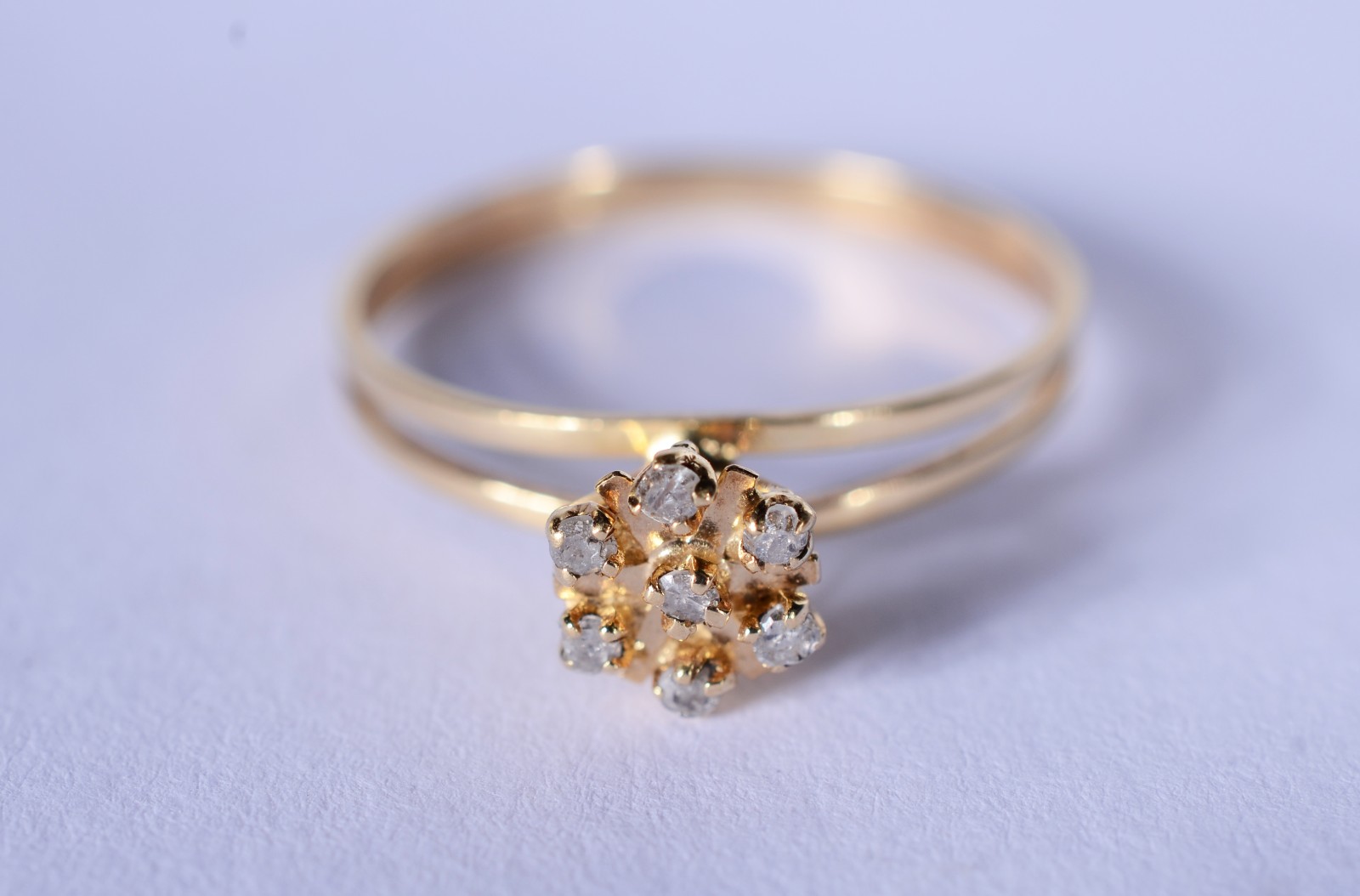 Anel de ouro 18 k., contraste 750 na forma de chuveiro cravejado com... - foto 1 de 8
