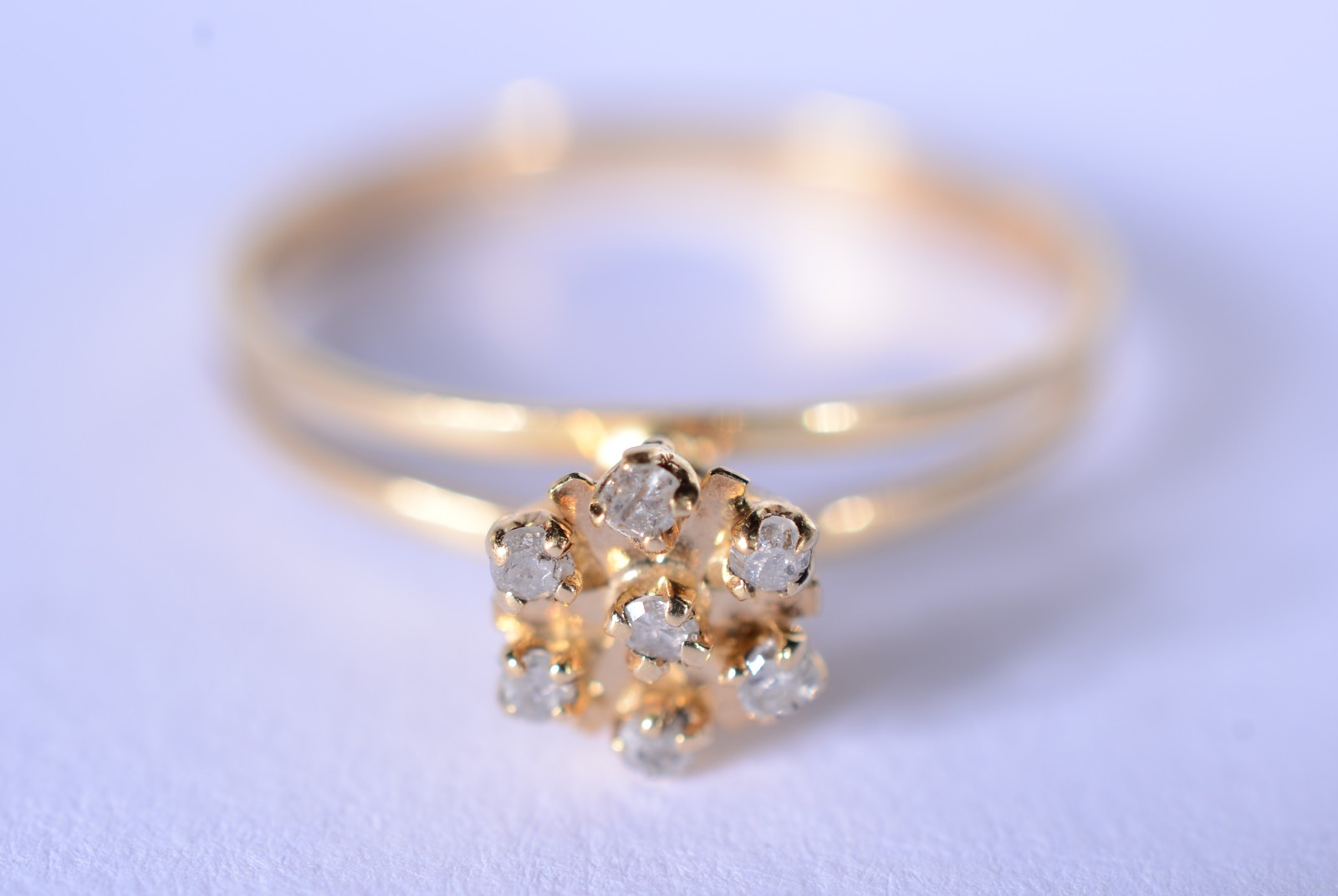 Anel de ouro 18 k., contraste 750 na forma de chuveiro cravejado com... - foto 2 de 8