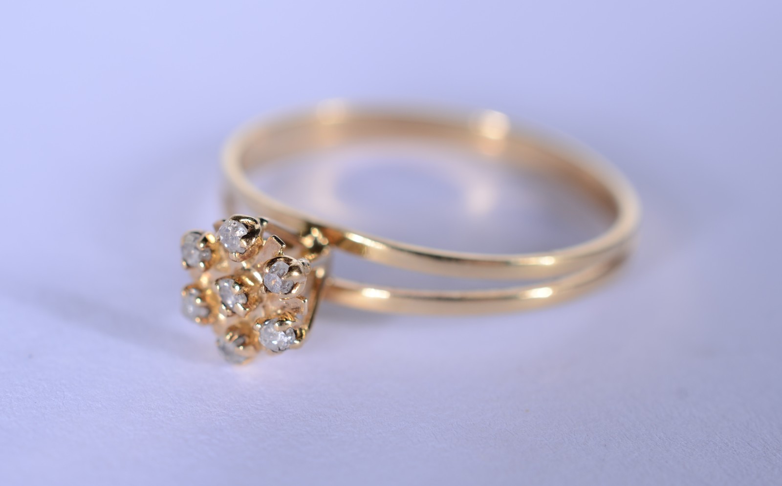 Anel de ouro 18 k., contraste 750 na forma de chuveiro cravejado com... - foto 3 de 8