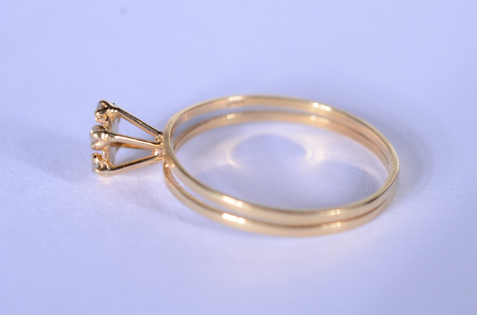 Anel de ouro 18 k., contraste 750 na forma de chuveiro cravejado com... - foto 4 de 8