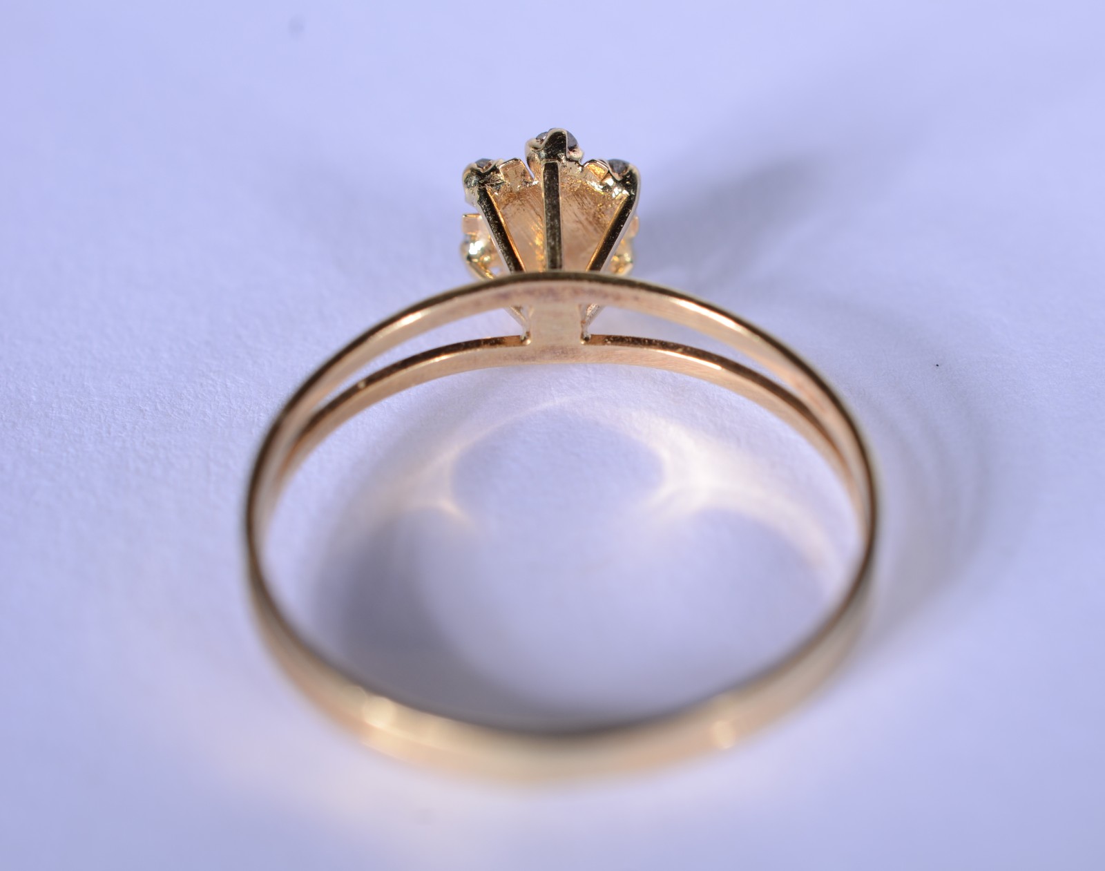 Anel de ouro 18 k., contraste 750 na forma de chuveiro cravejado com... - foto 5 de 8