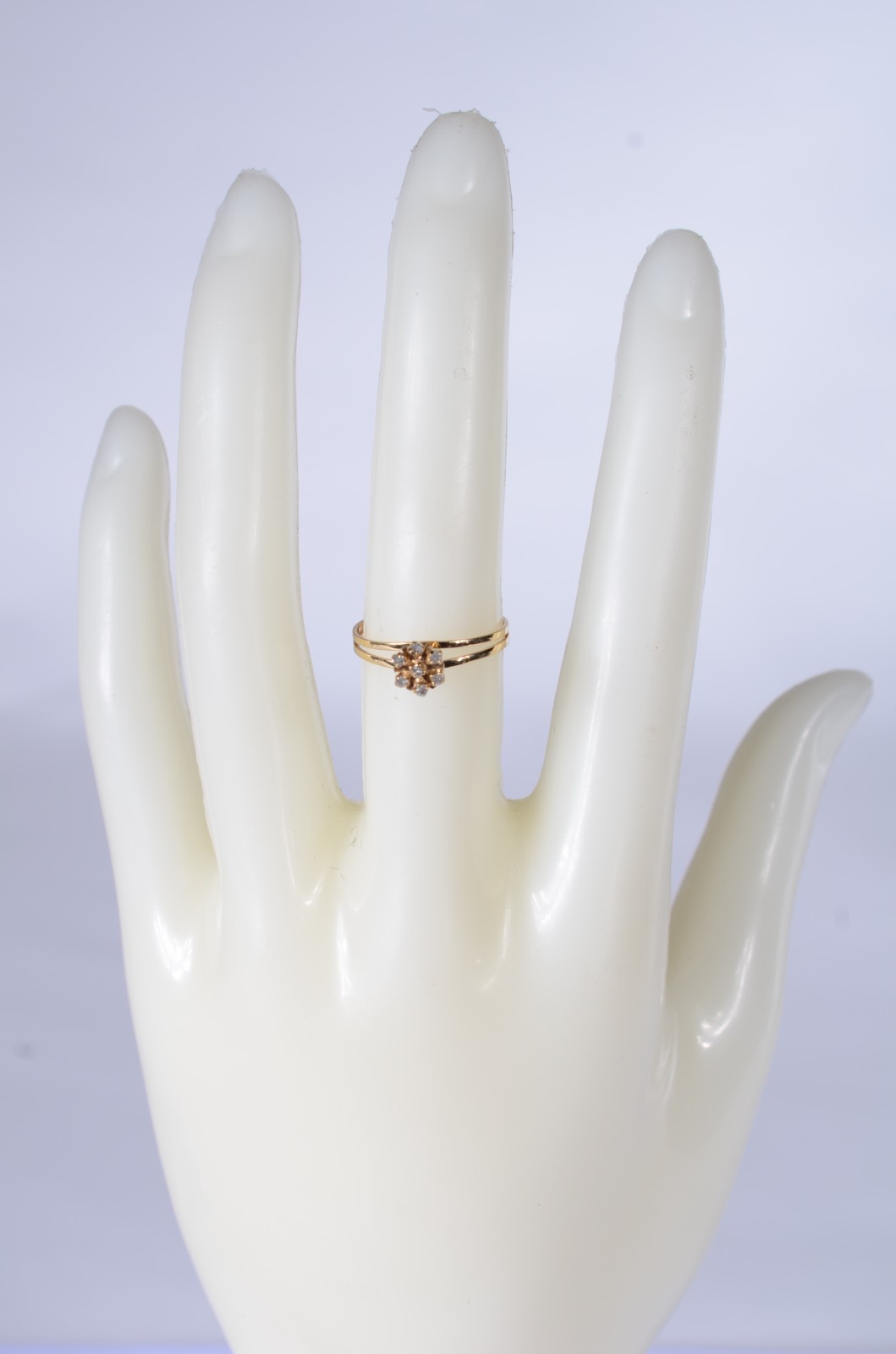 Anel de ouro 18 k., contraste 750 na forma de chuveiro cravejado com... - foto 6 de 8