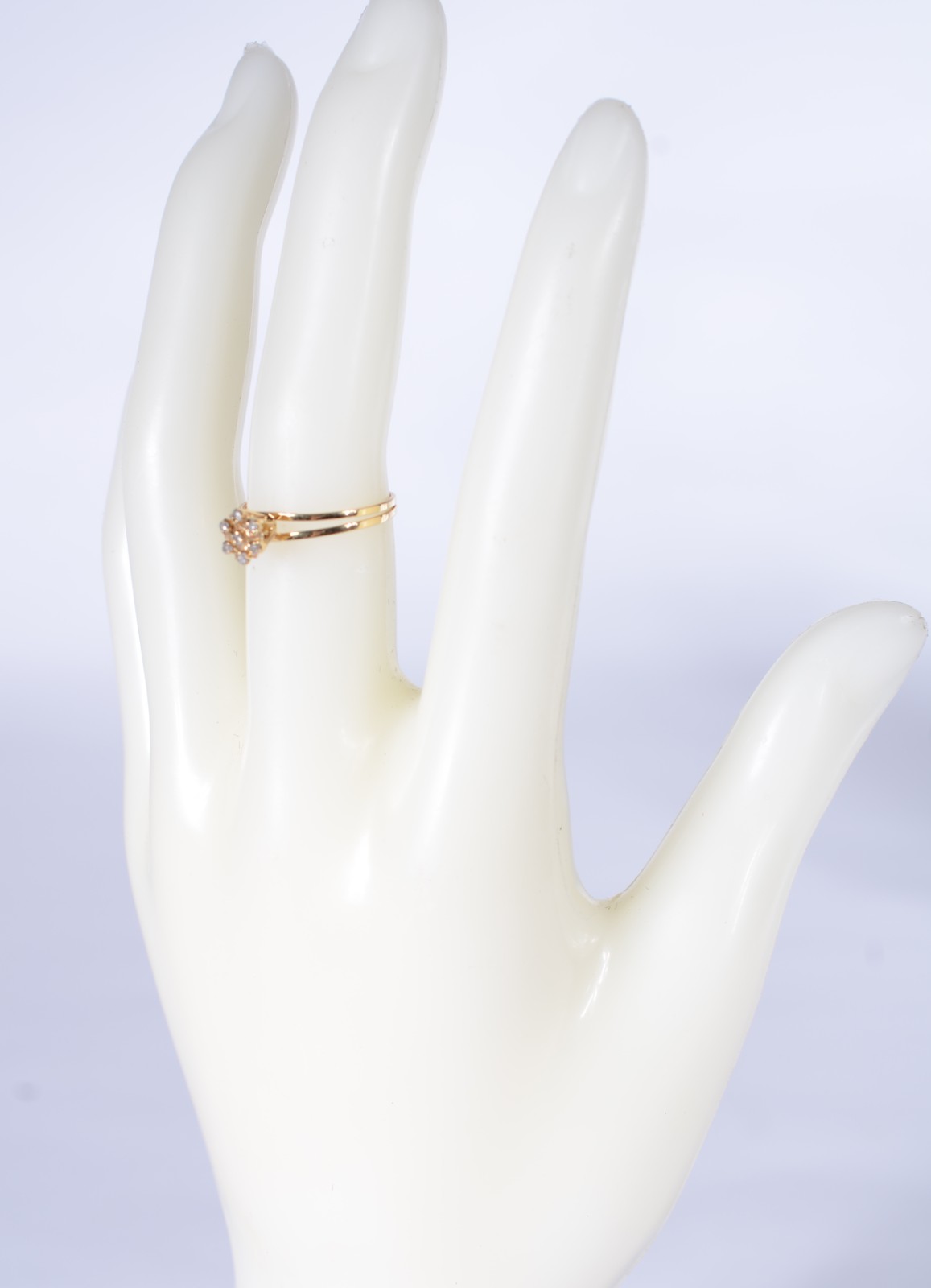 Anel de ouro 18 k., contraste 750 na forma de chuveiro cravejado com... - foto 7 de 8