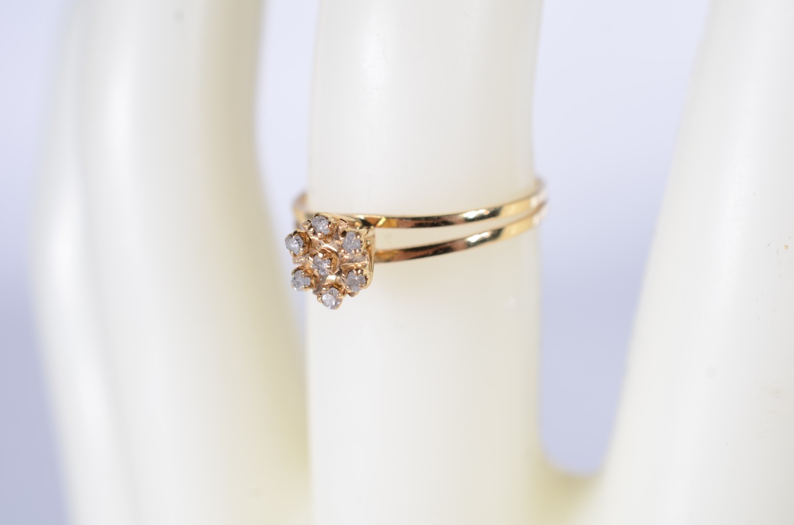 Anel de ouro 18 k., contraste 750 na forma de chuveiro cravejado com... - foto 8 de 8