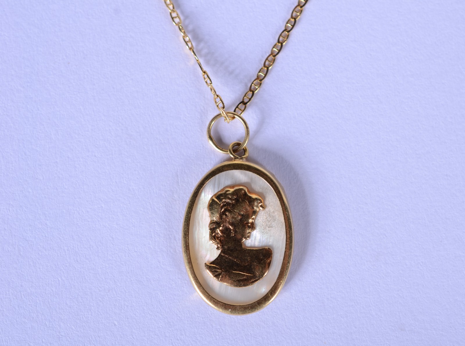 Colar de ouro 18 k., contraste 750 mls com pendente de madre perola... - foto 1 de 7