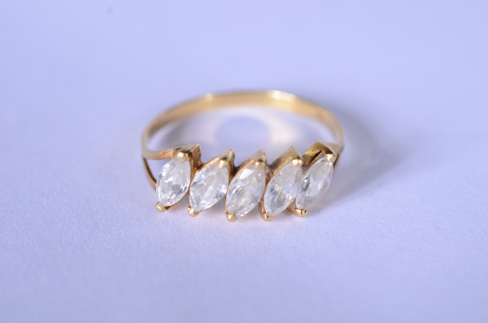 Anel de ouro 18 k., contraste 750 com safiras, aro 19. (Por motivos... - foto 1 de 8