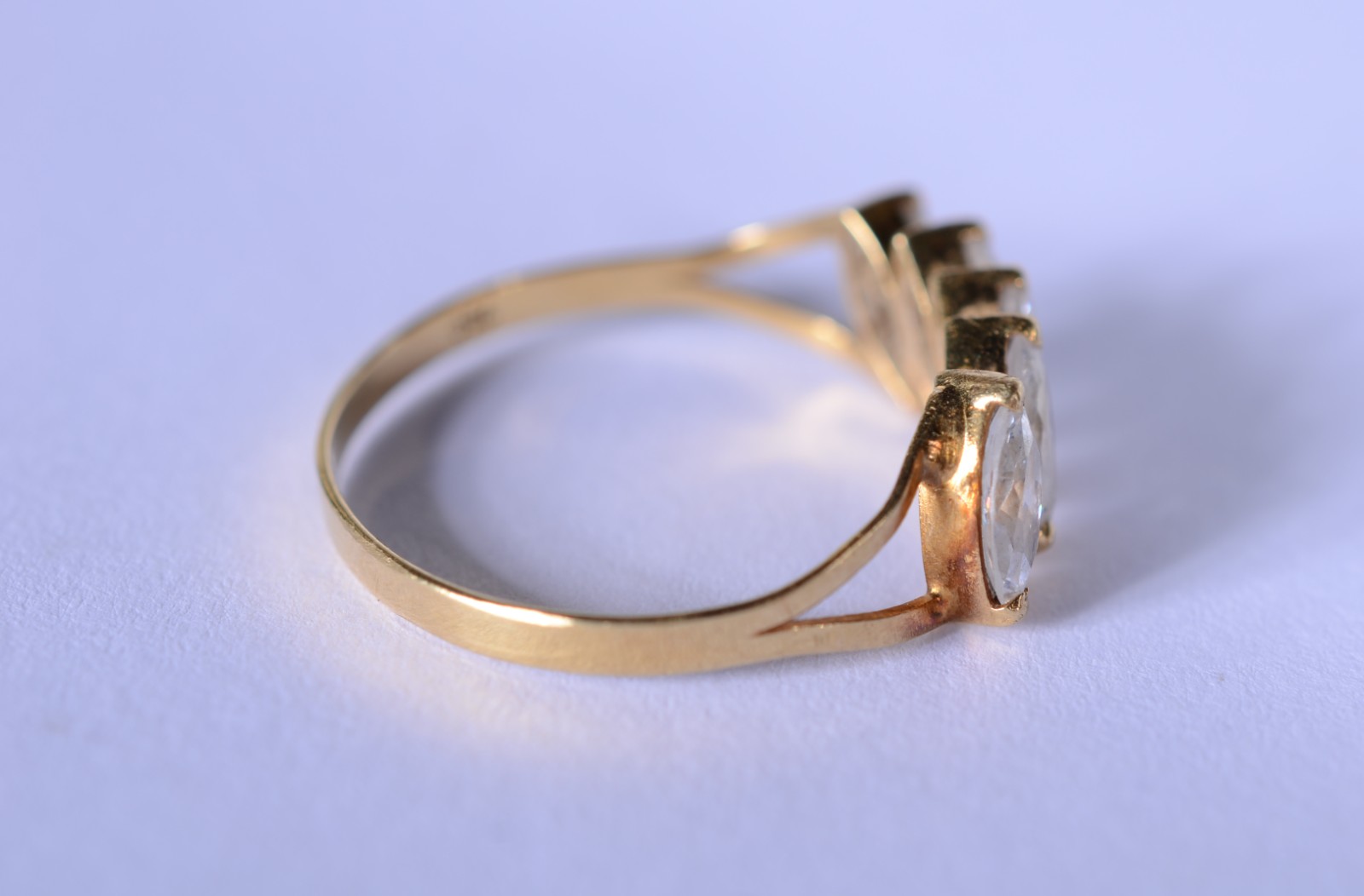 Anel de ouro 18 k., contraste 750 com safiras, aro 19. (Por motivos... - foto 5 de 8