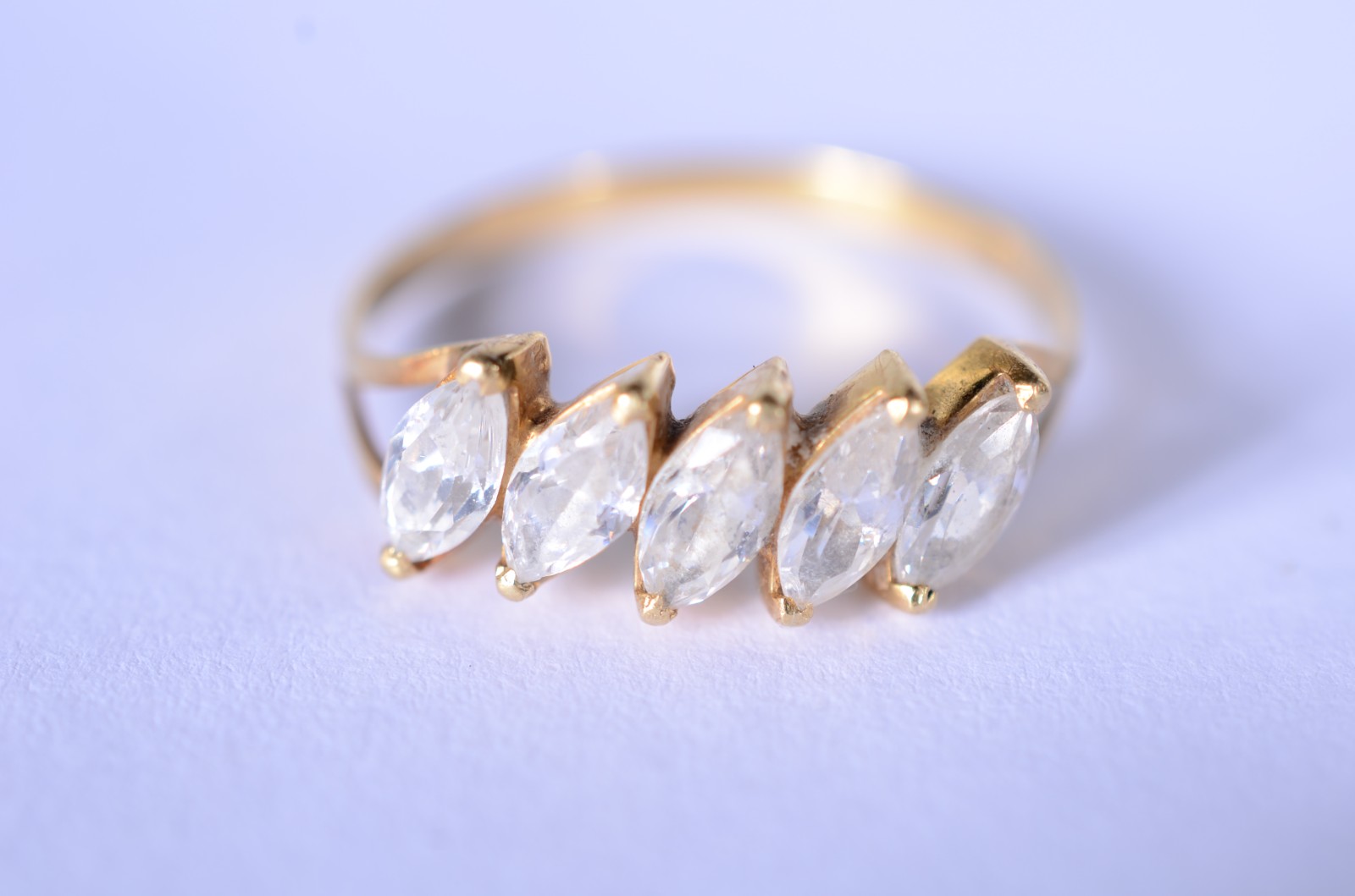 Anel de ouro 18 k., contraste 750 com safiras, aro 19. (Por motivos... - foto 6 de 8