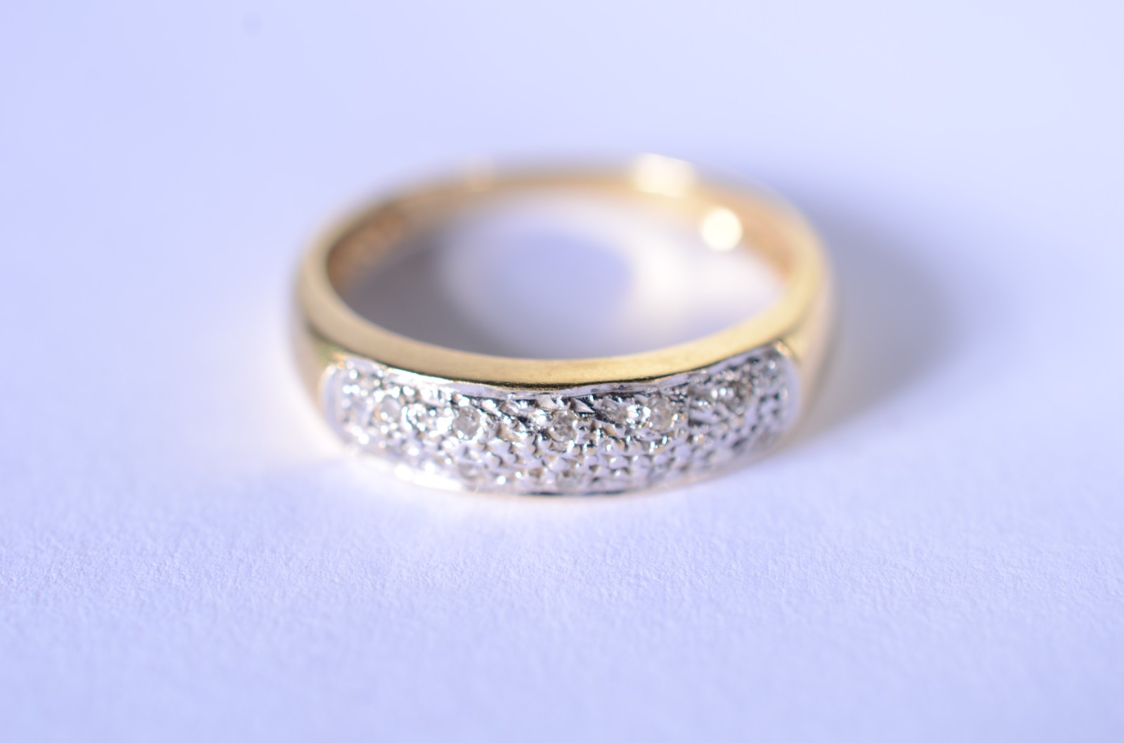Anel de ouro branco e ouro 18 k., com brilhantes, aro 17. (Por... - foto 1 de 7