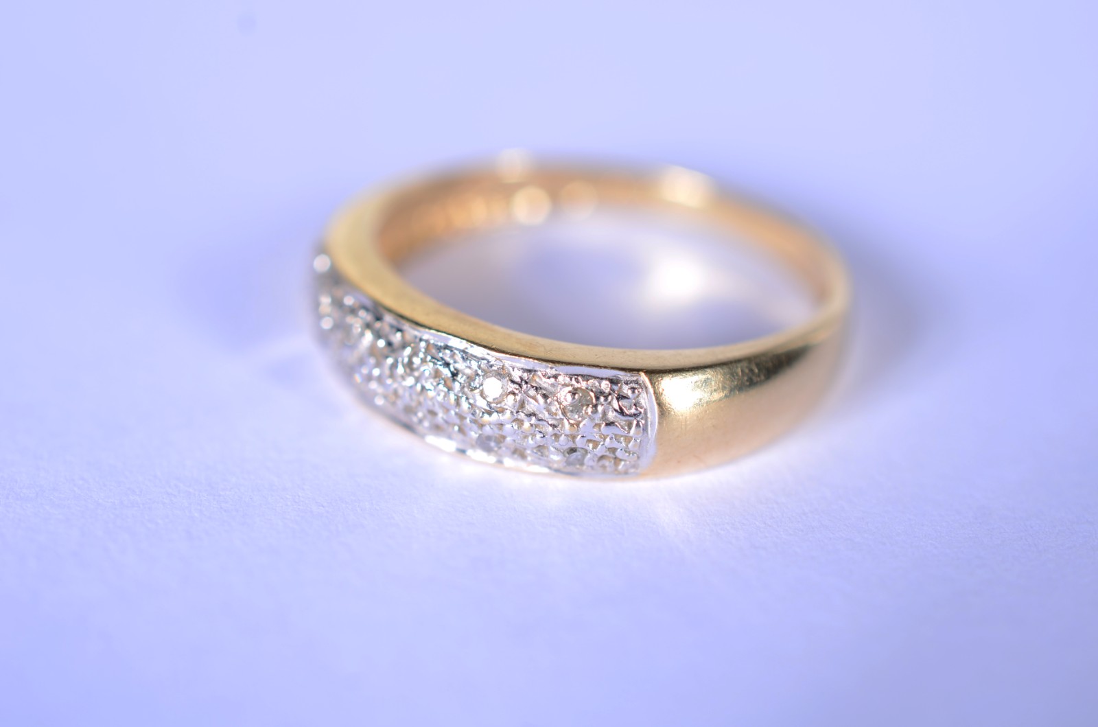 Anel de ouro branco e ouro 18 k., com brilhantes, aro 17. (Por... - foto 2 de 7