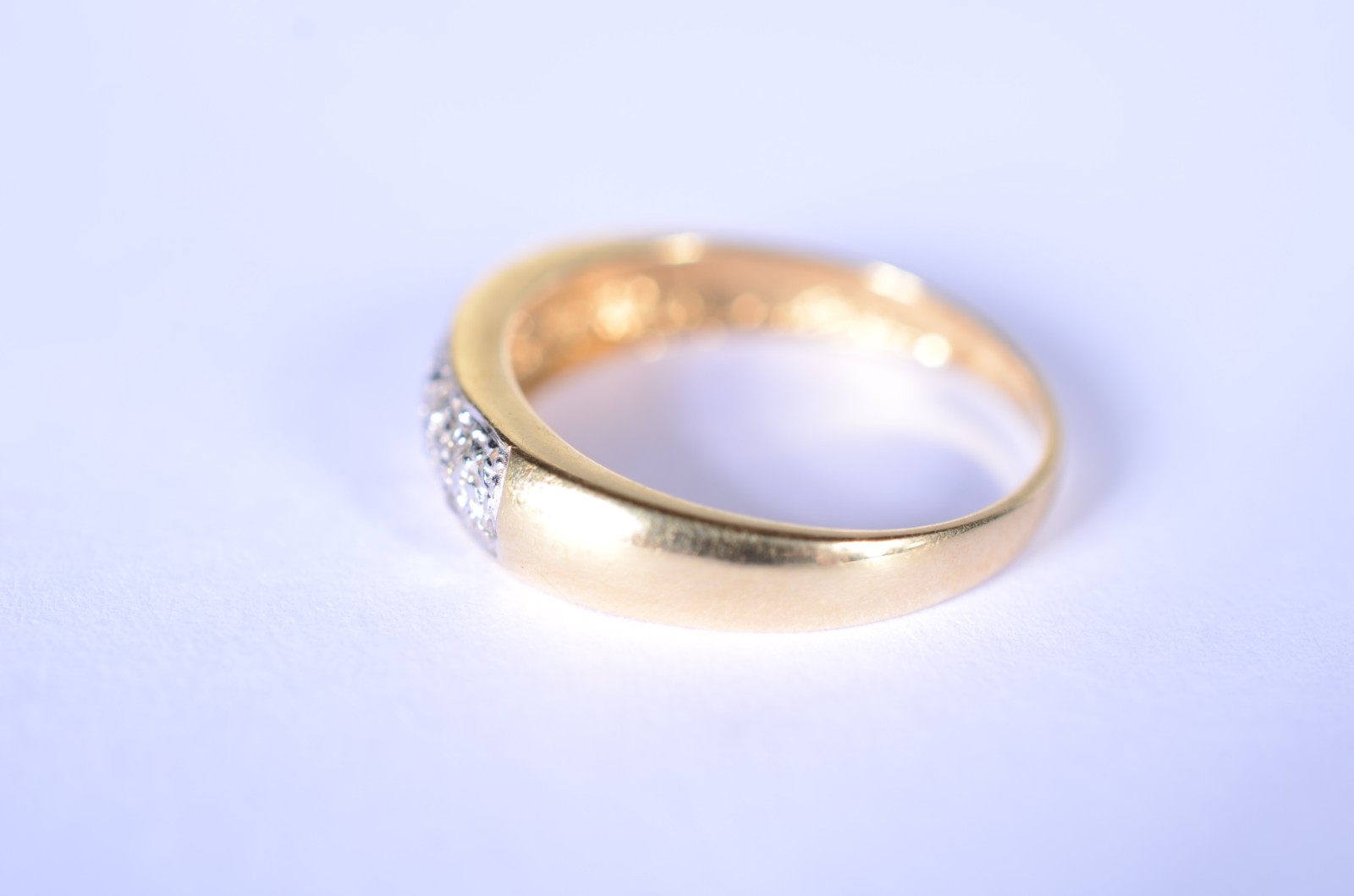 Anel de ouro branco e ouro 18 k., com brilhantes, aro 17. (Por... - foto 3 de 7
