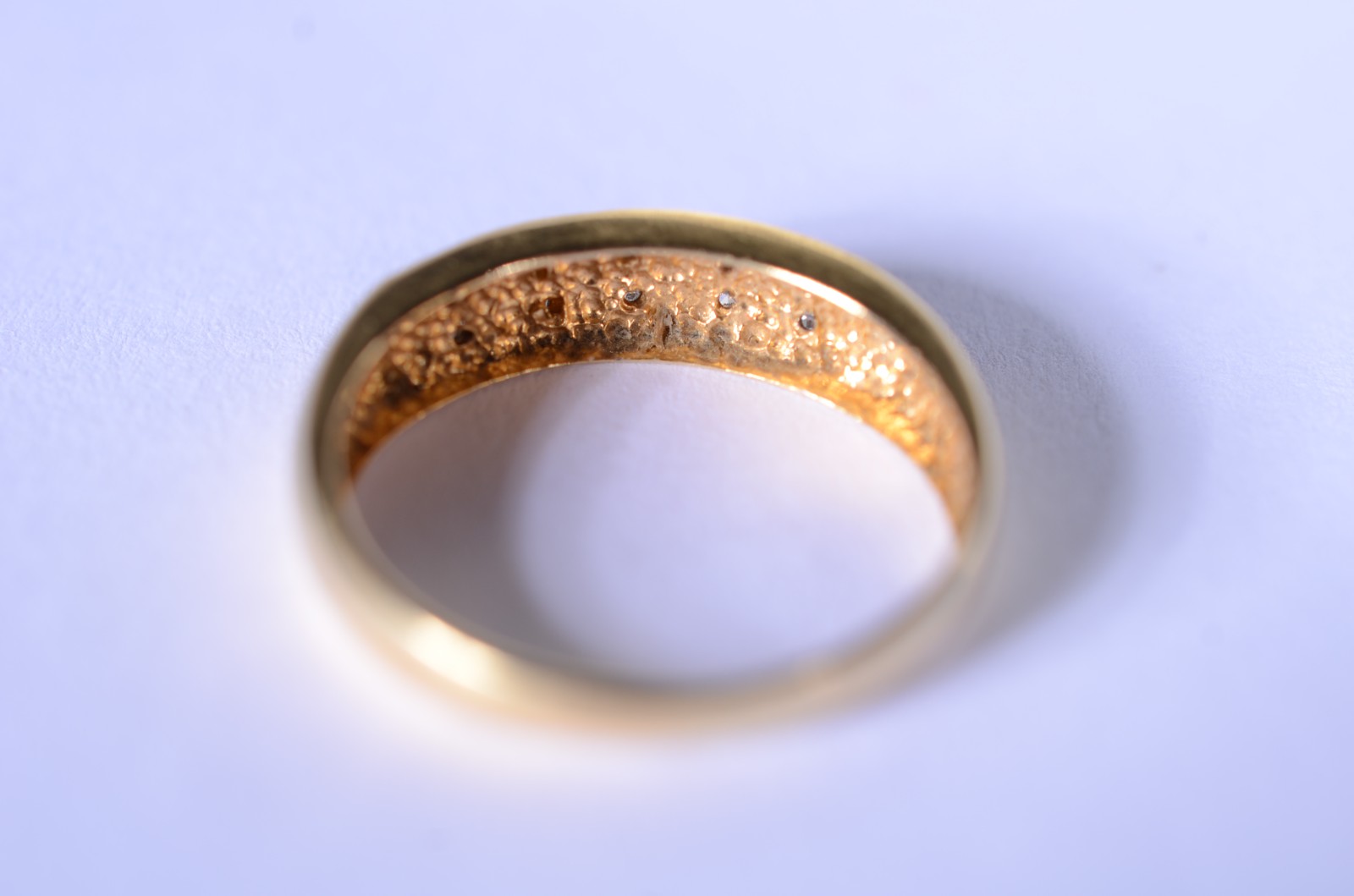 Anel de ouro branco e ouro 18 k., com brilhantes, aro 17. (Por... - foto 4 de 7