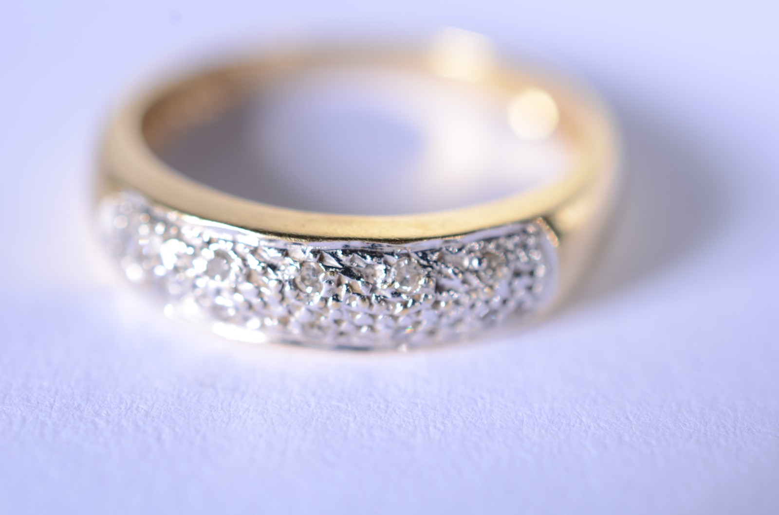Anel de ouro branco e ouro 18 k., com brilhantes, aro 17. (Por... - foto 5 de 7