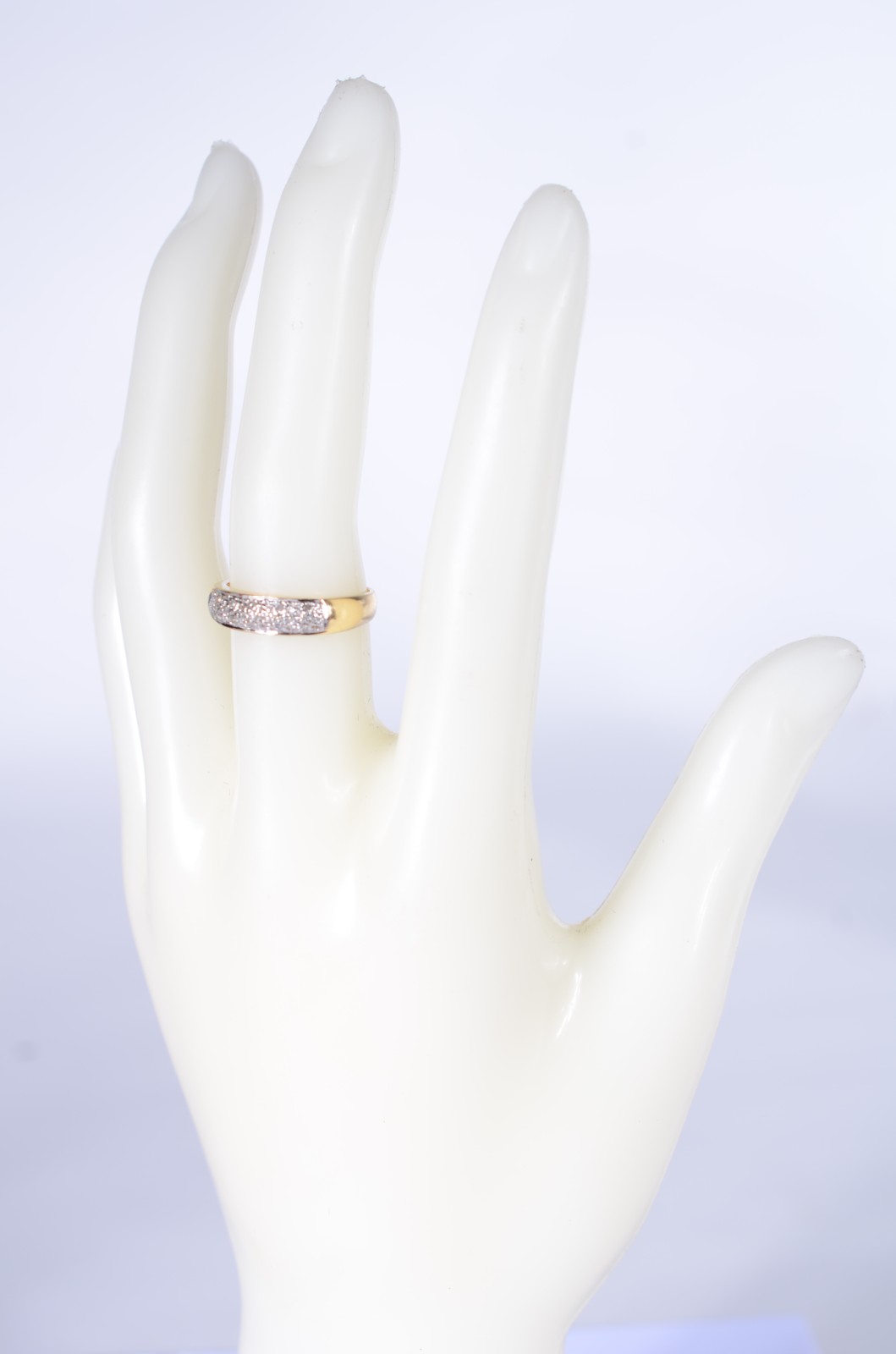 Anel de ouro branco e ouro 18 k., com brilhantes, aro 17. (Por... - foto 6 de 7