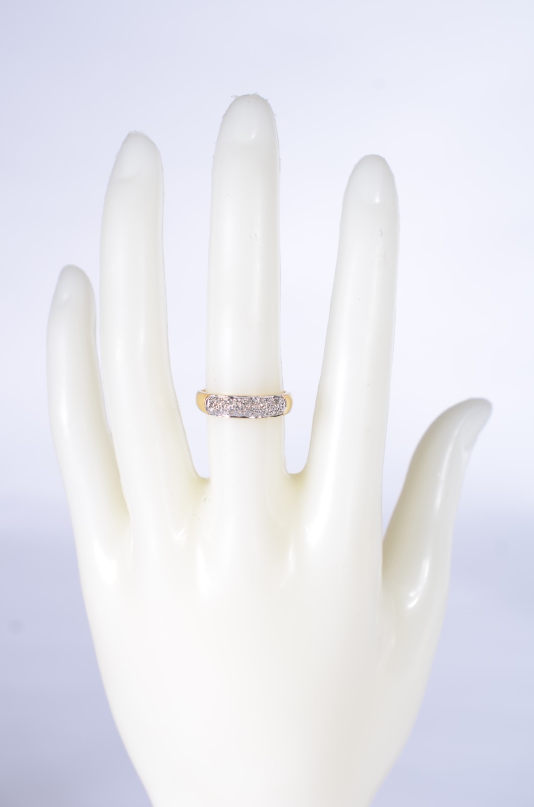 Anel de ouro branco e ouro 18 k., com brilhantes, aro 17. (Por... - foto 7 de 7