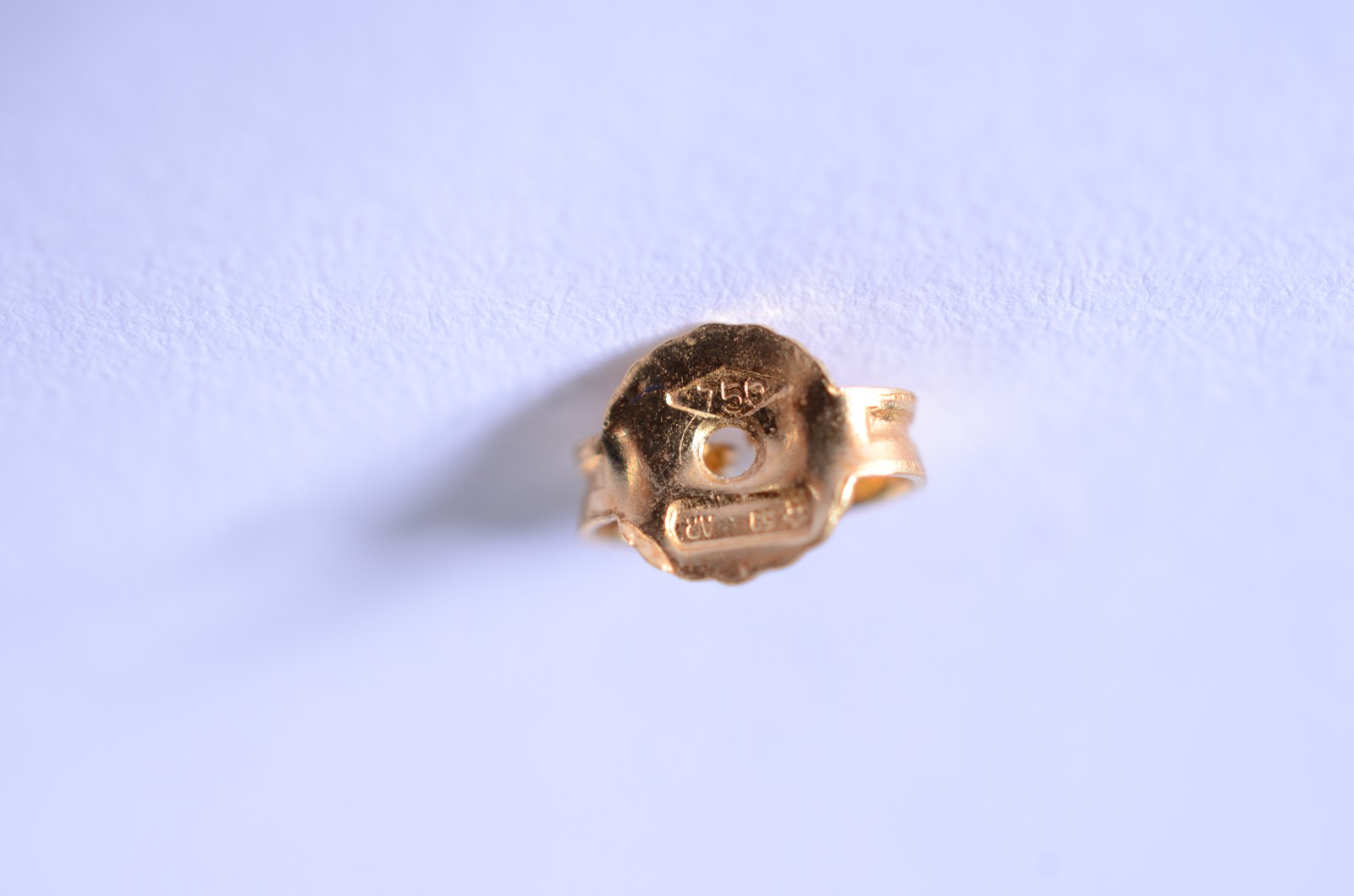 Par de brincos de ouro 18k., contraste 750 na forma de coração. (Por... - foto 4 de 5