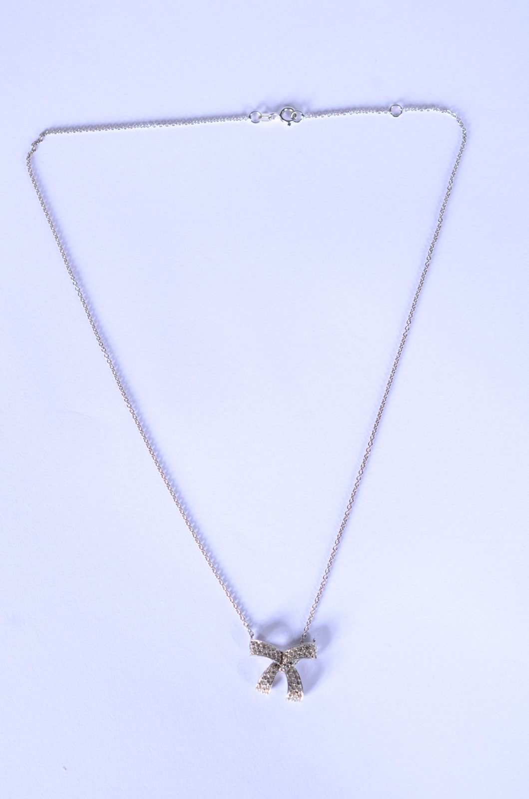 Colar de ouro branco com pendente. (Por motivos de segurança a peça... - foto 2 de 5