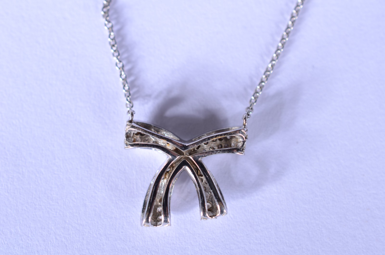 Colar de ouro branco com pendente. (Por motivos de segurança a peça... - foto 4 de 5
