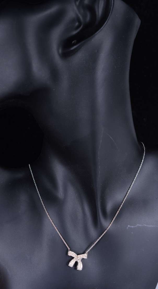 Colar de ouro branco com pendente. (Por motivo... - Galeria Alphaville