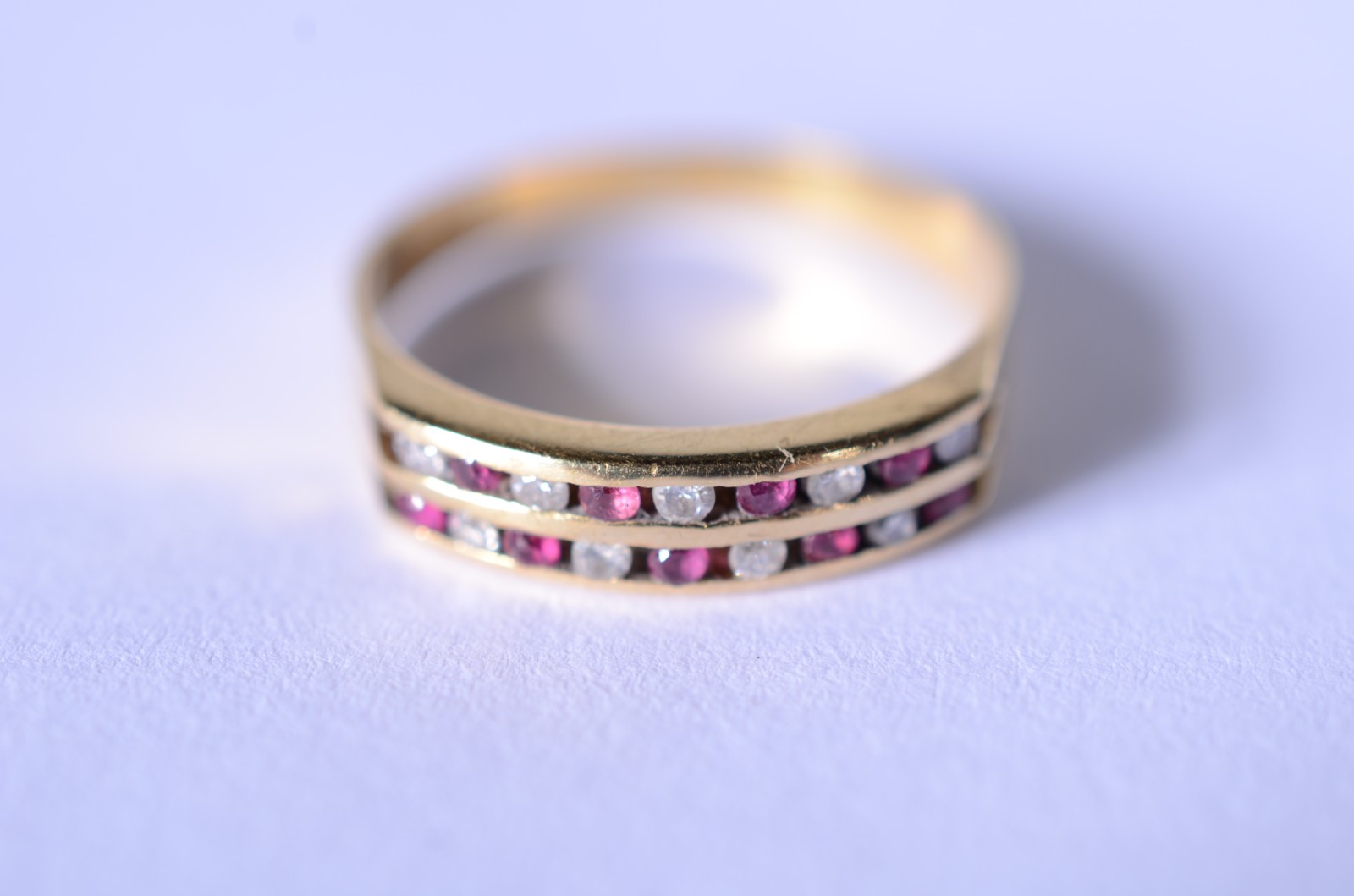 Anel de ouro 18 k., cravejado com rubilitas e rubis, aro 16. (Por... - foto 1 de 8