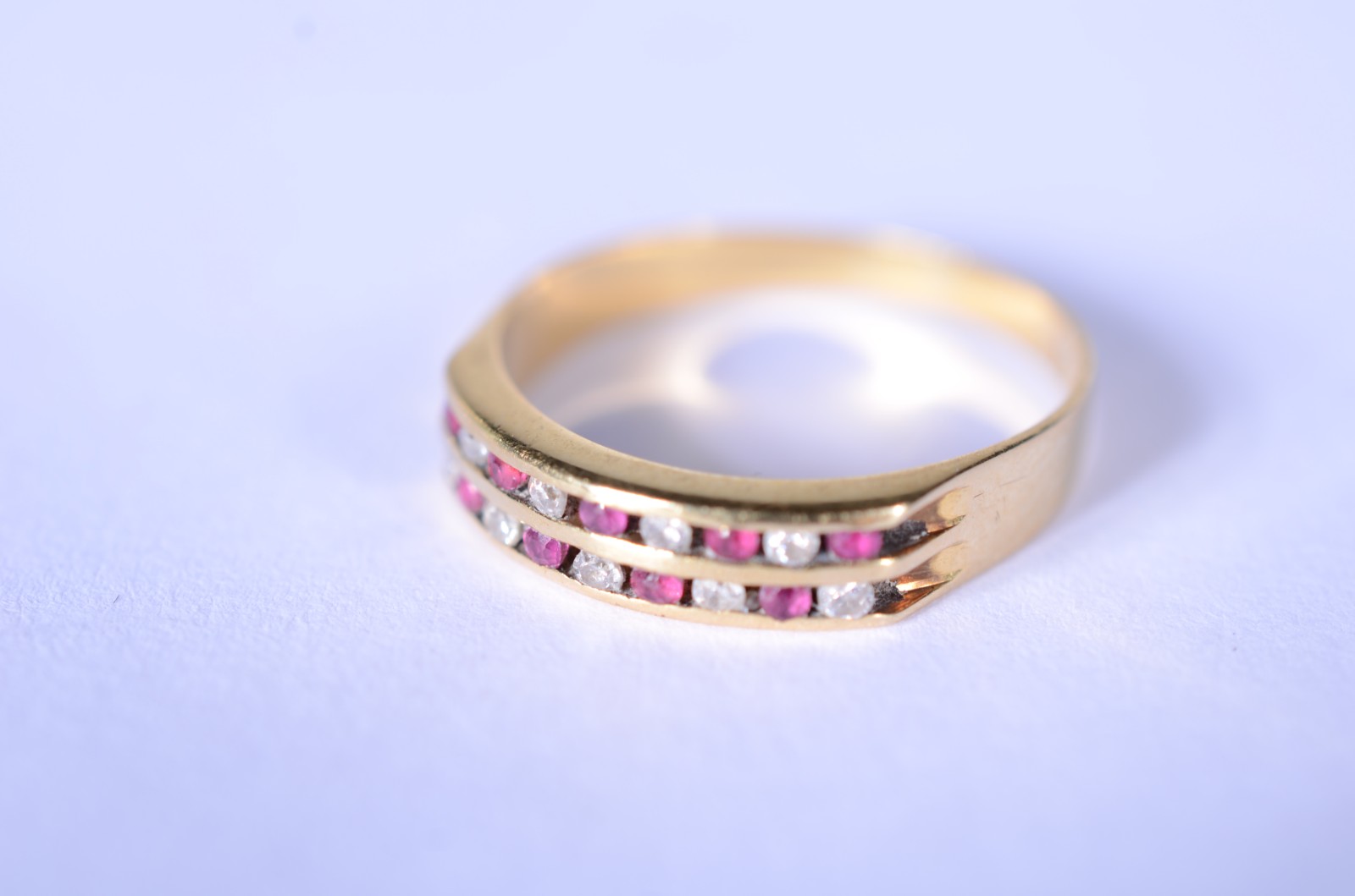 Anel de ouro 18 k., cravejado com rubilitas e rubis, aro 16. (Por... - foto 2 de 8