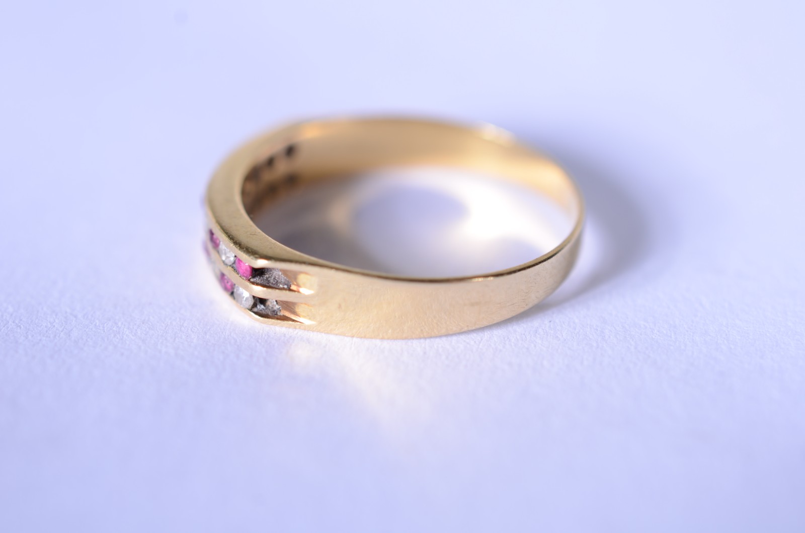Anel de ouro 18 k., cravejado com rubilitas e rubis, aro 16. (Por... - foto 3 de 8