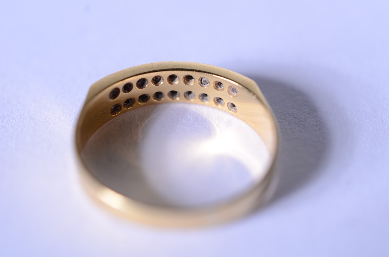 Anel de ouro 18 k., cravejado com rubilitas e rubis, aro 16. (Por... - foto 4 de 8