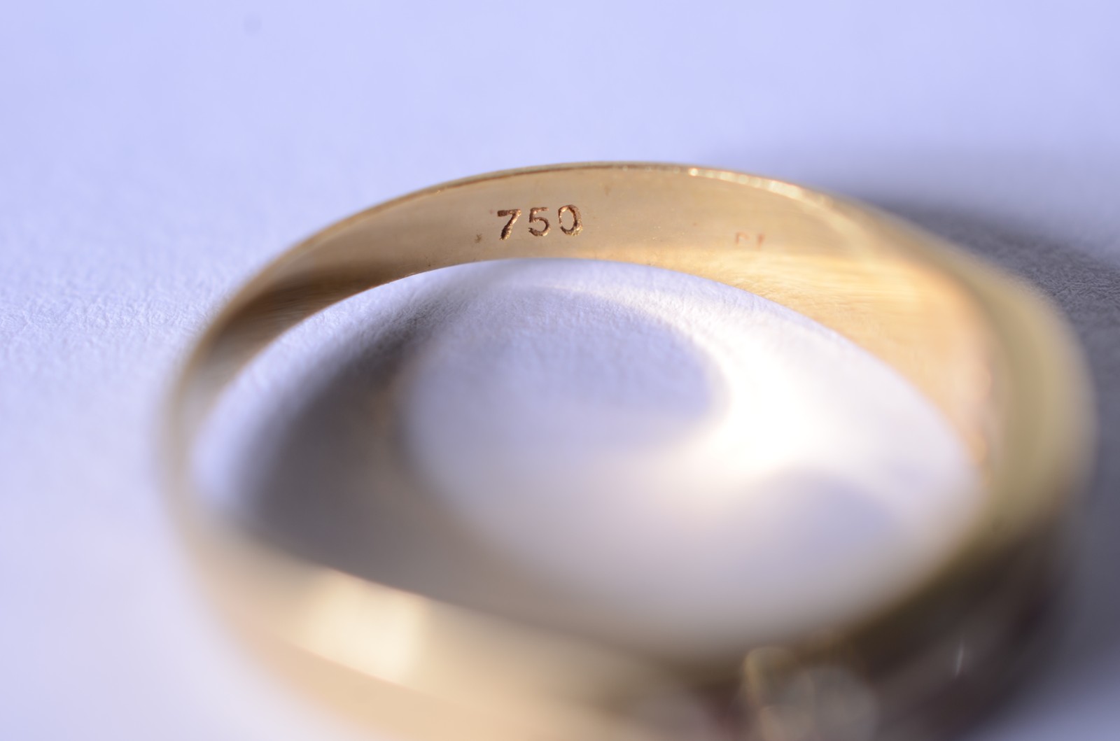 Anel de ouro 18 k., cravejado com rubilitas e rubis, aro 16. (Por... - foto 5 de 8