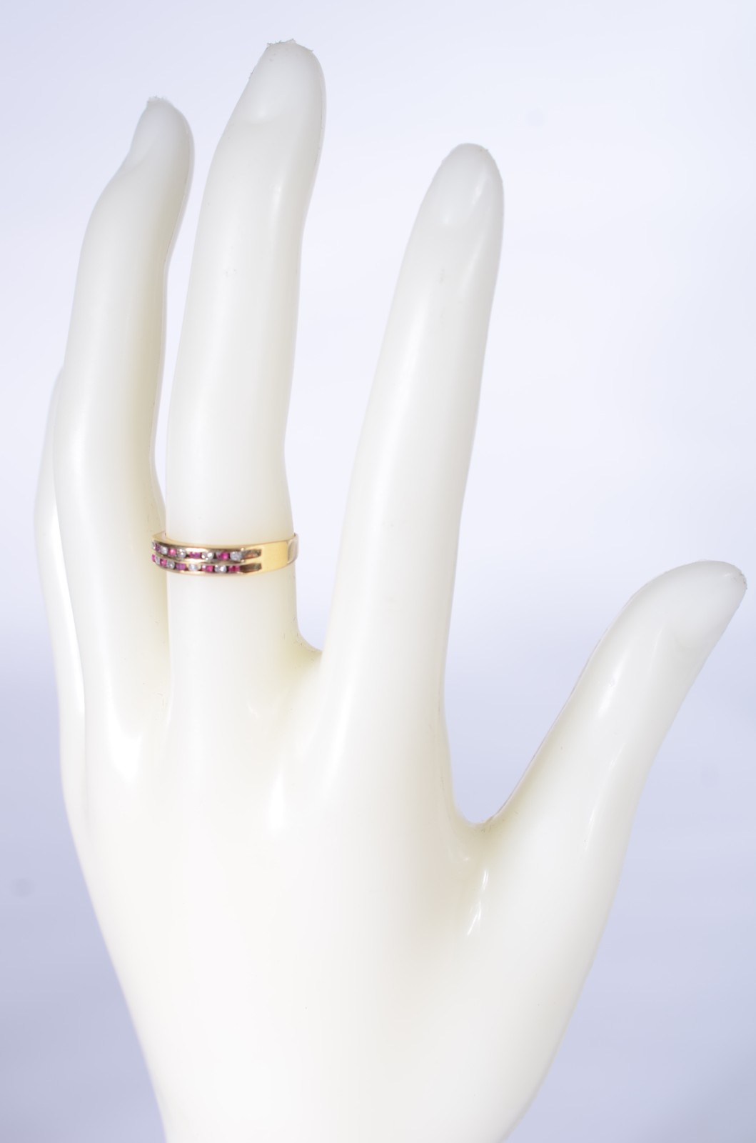 Anel de ouro 18 k., cravejado com rubilitas e rubis, aro 16. (Por... - foto 6 de 8