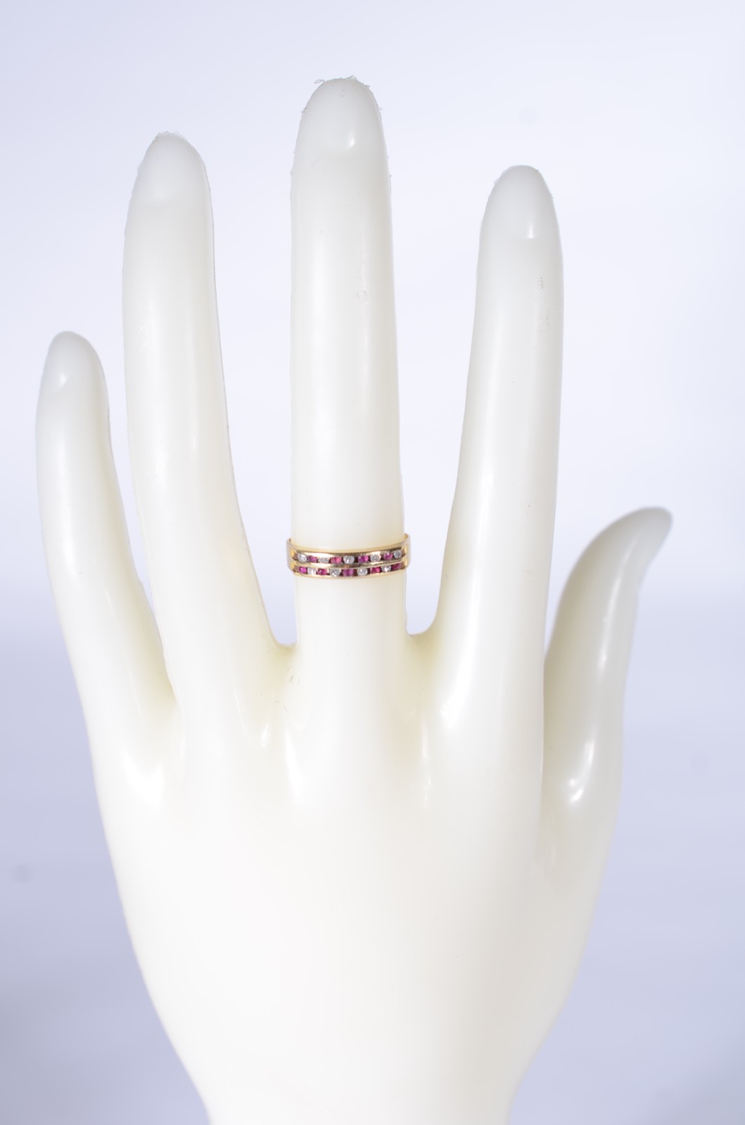 Anel de ouro 18 k., cravejado com rubilitas e rubis, aro 16. (Por... - foto 7 de 8