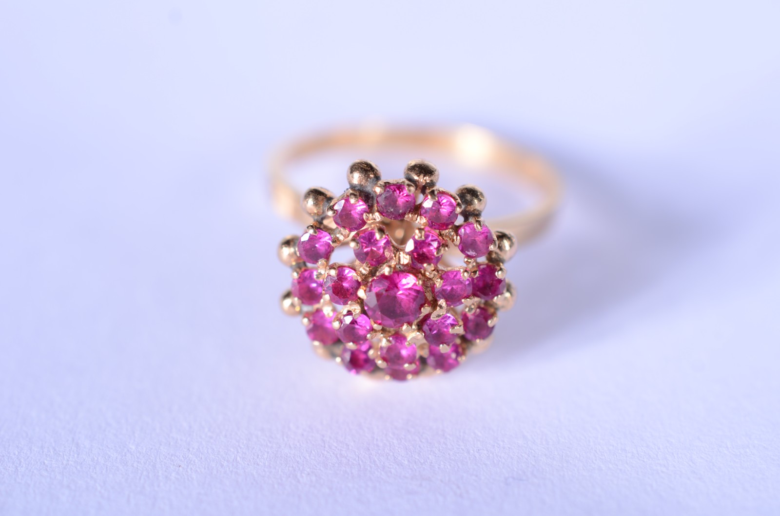 Anel de ouro 18 k., contraste 750 mls na forma de chuveiro cravejado... - foto 1 de 6