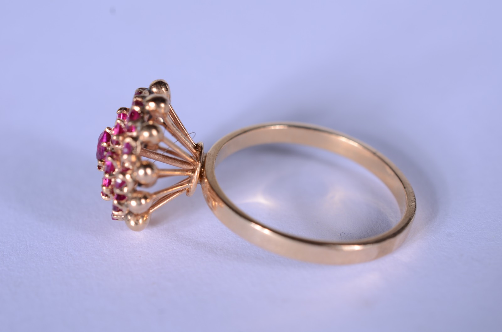 Anel de ouro 18 k., contraste 750 mls na forma de chuveiro cravejado... - foto 3 de 6