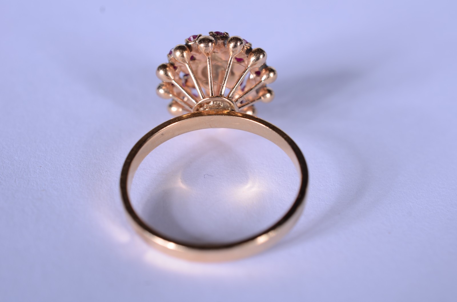 Anel de ouro 18 k., contraste 750 mls na forma de chuveiro cravejado... - foto 2 de 6