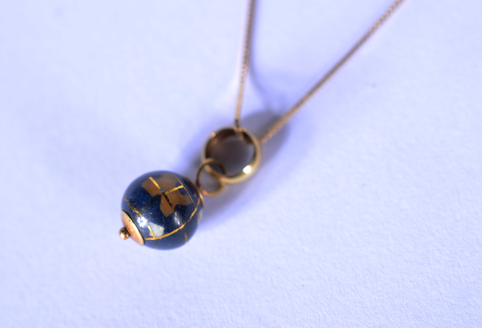 Colar de ouro 18 k., contraste 750 com pendente na forma de globo... - foto 1 de 7