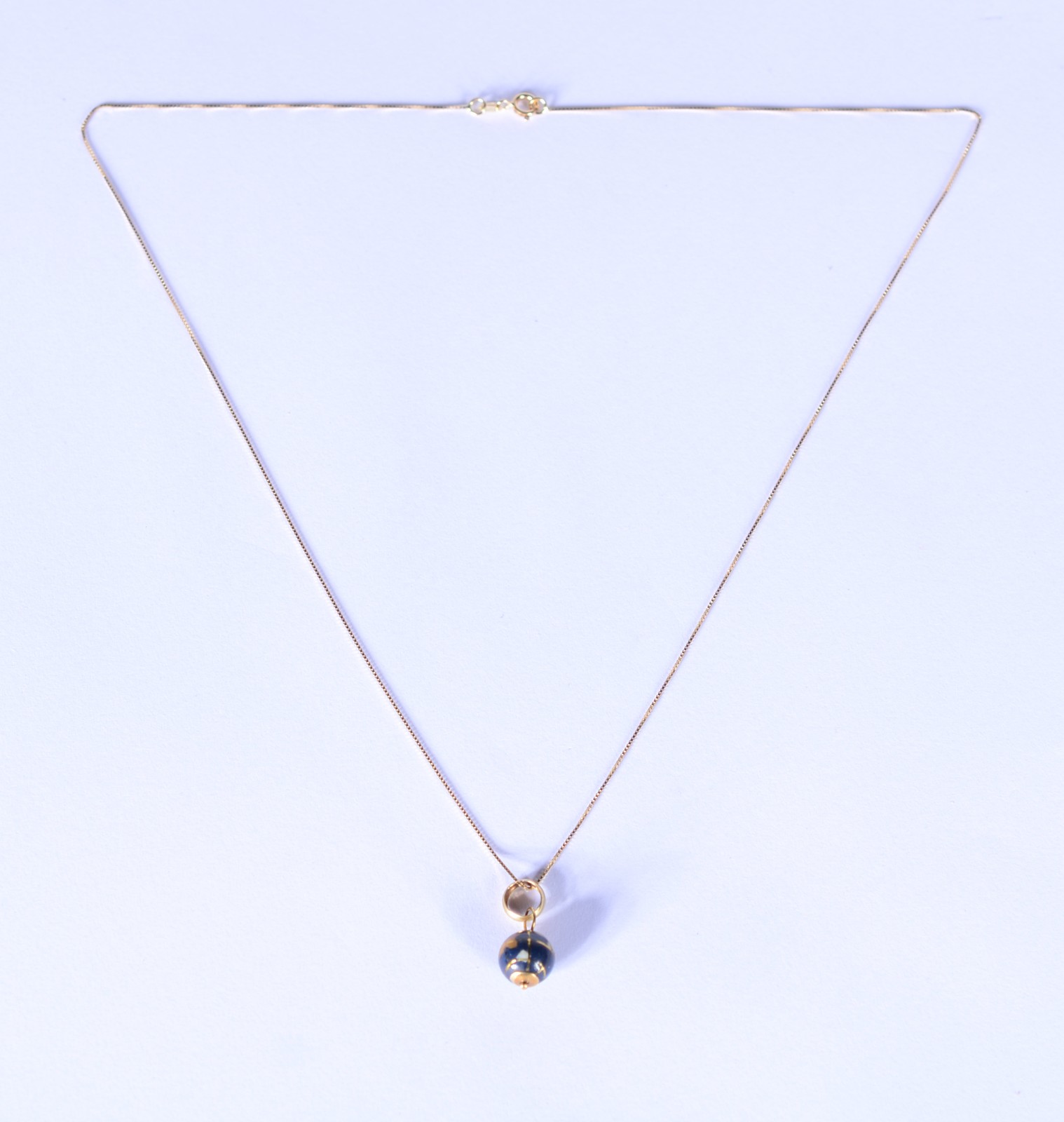 Colar de ouro 18 k., contraste 750 com pendente na forma de globo... - foto 2 de 7