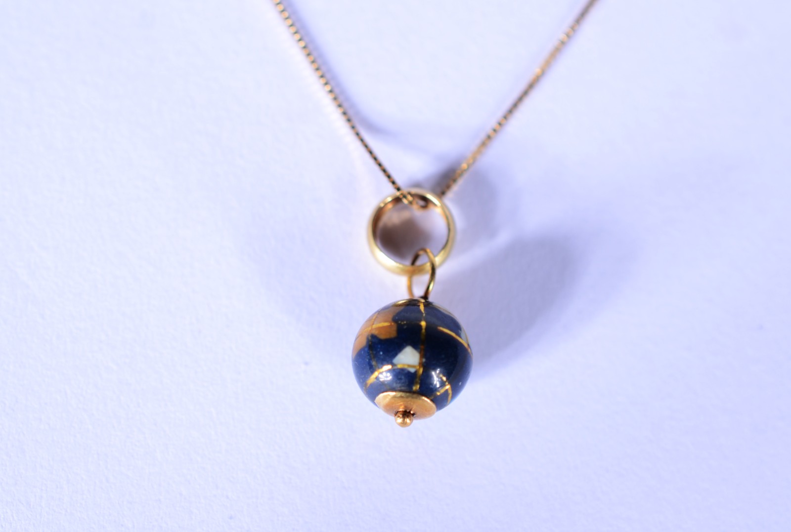 Colar de ouro 18 k., contraste 750 com pendente na forma de globo... - foto 3 de 7